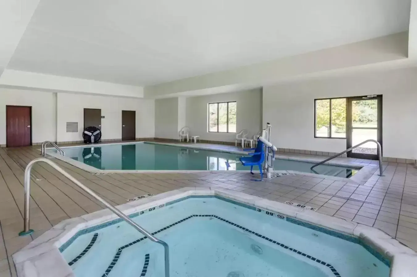 Swimming pool in Comfort Inn & Suites Carbondale University Area Swimming pool in Comfort Inn & Suites Carbondale University Area