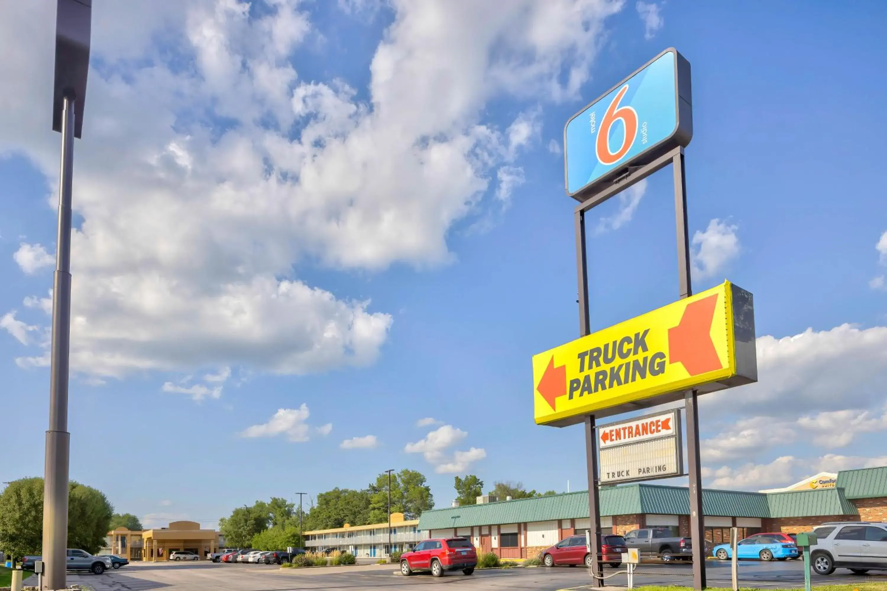 Property building in Motel 6 Effingham, IL Property building in Motel 6 Effingham, IL