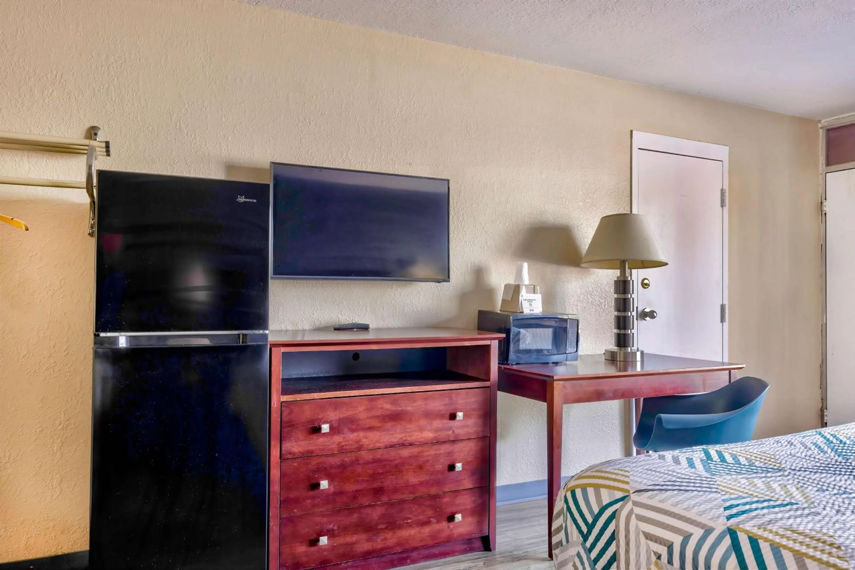 TV and multimedia, Bed in Motel 6 Effingham, IL