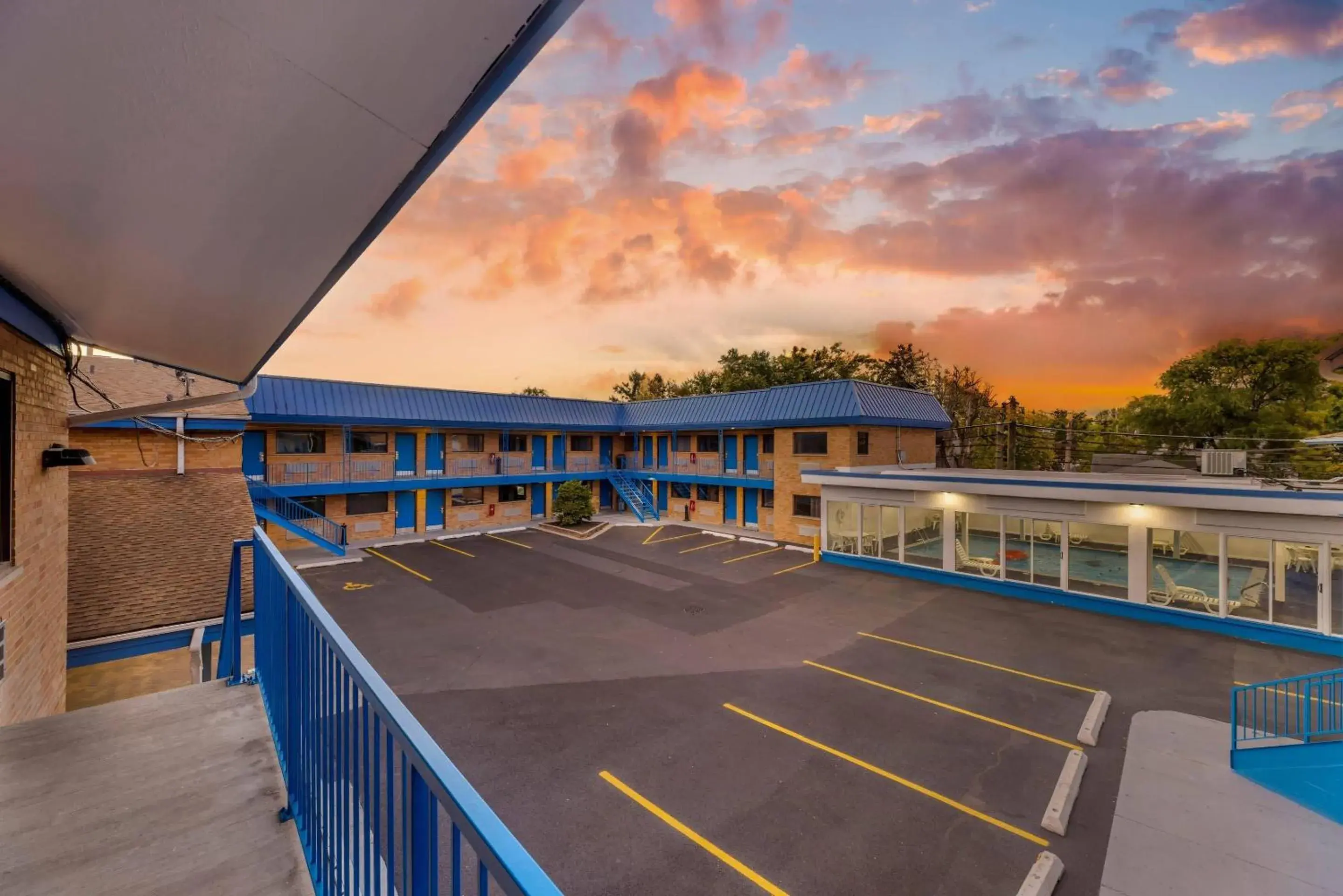 Property building in Rodeway Inn Lyons - La Grange Property building in Rodeway Inn Lyons - La Grange