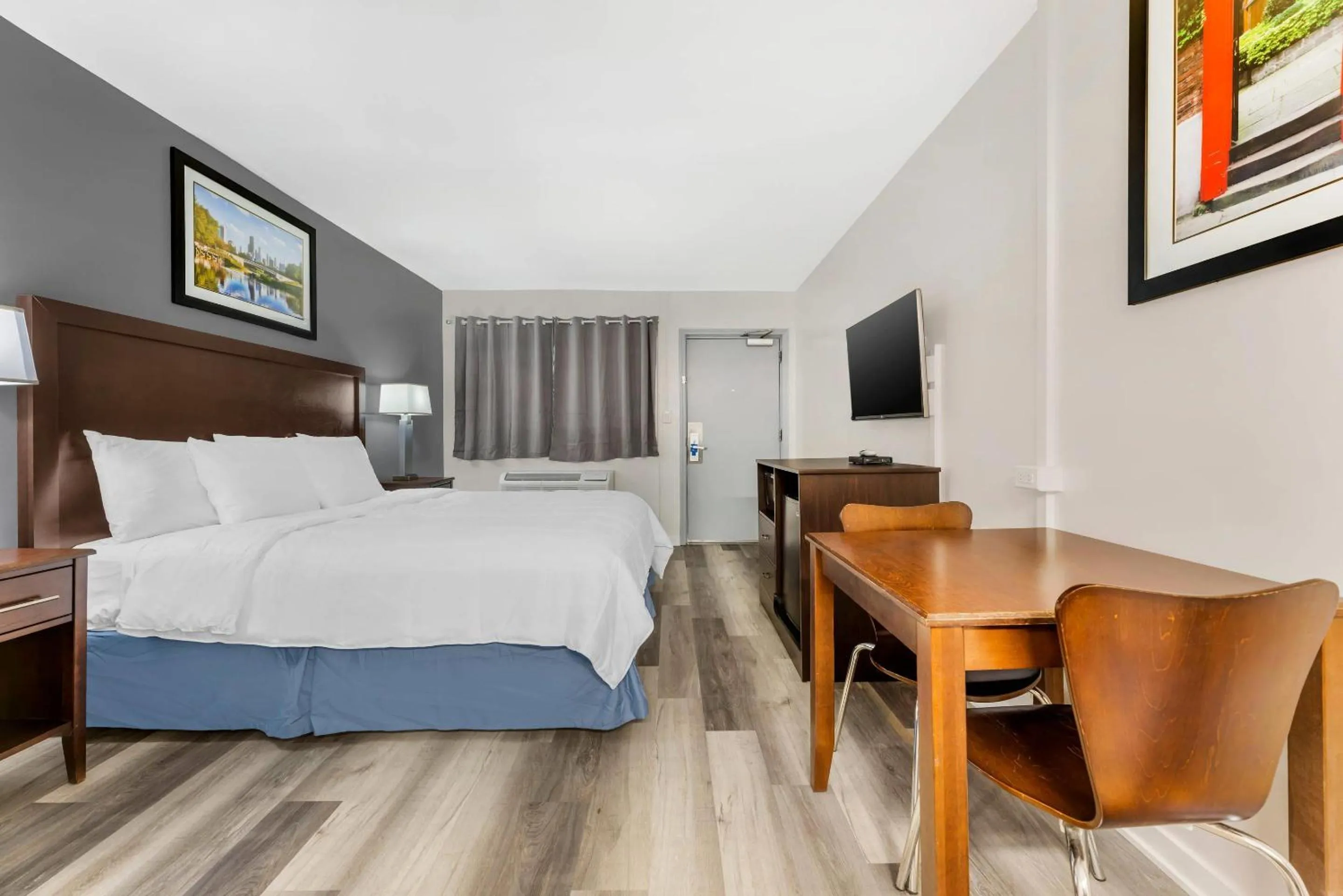 Bedroom, Bed in Rodeway Inn Lyons - La Grange