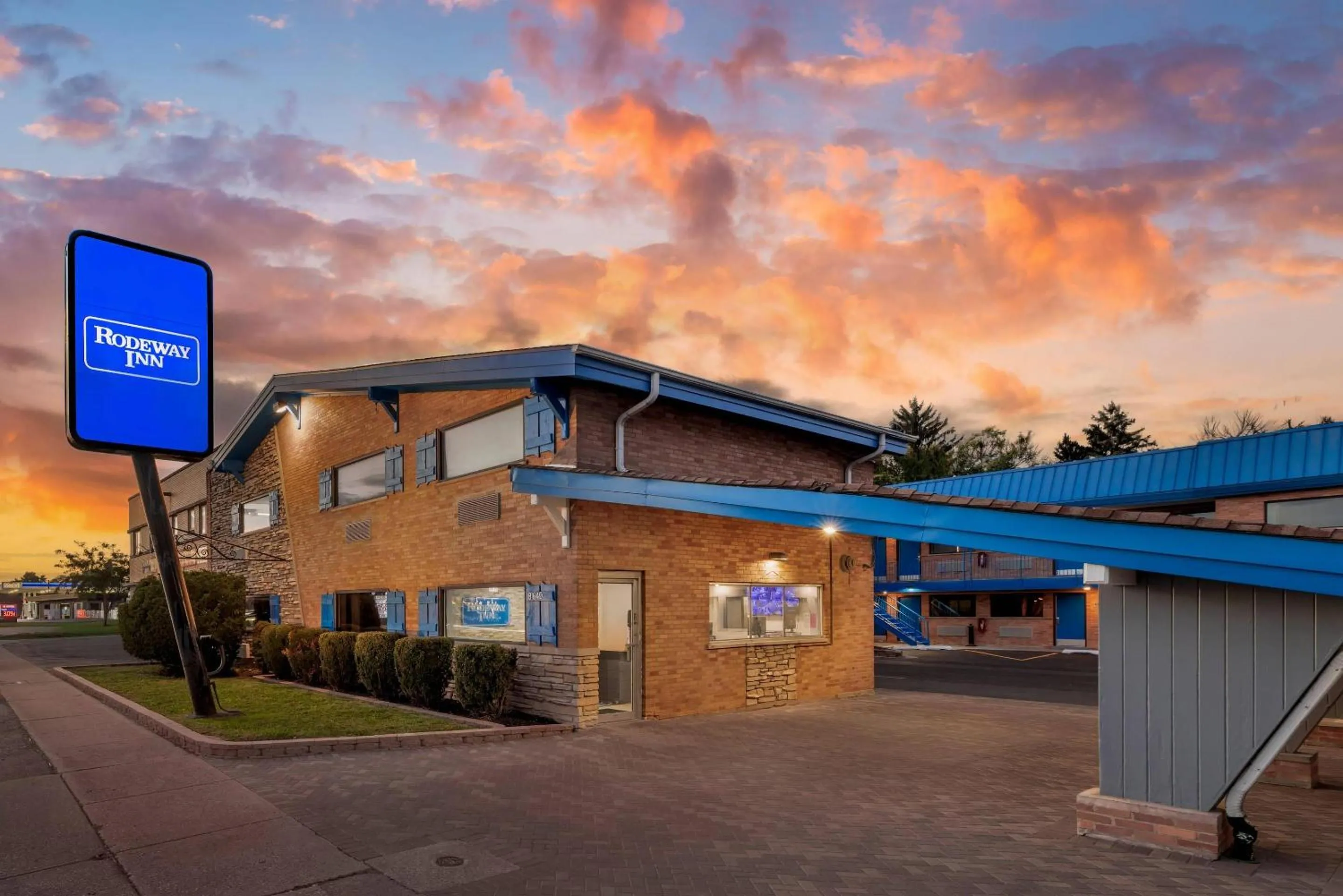 Property building in Rodeway Inn Lyons - La Grange