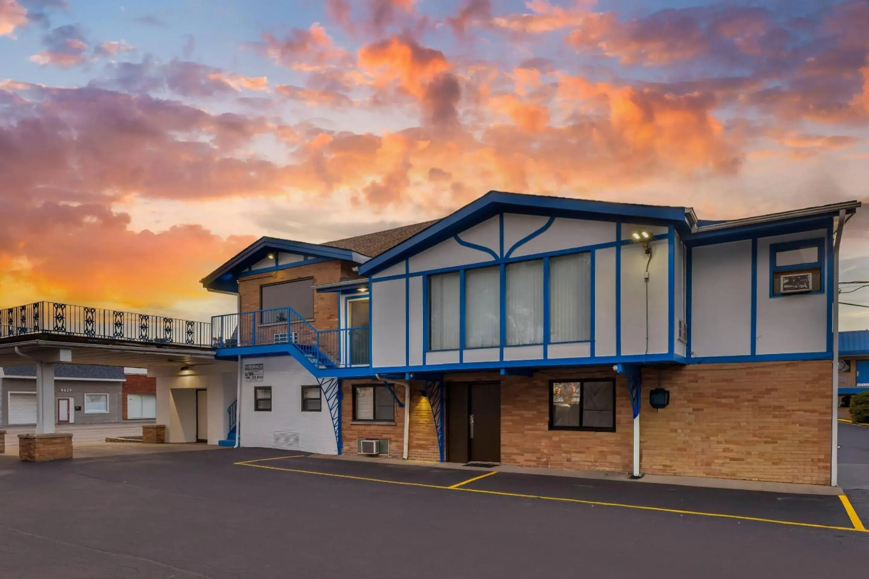 Property building in Rodeway Inn Lyons - La Grange Property building in Rodeway Inn Lyons - La Grange