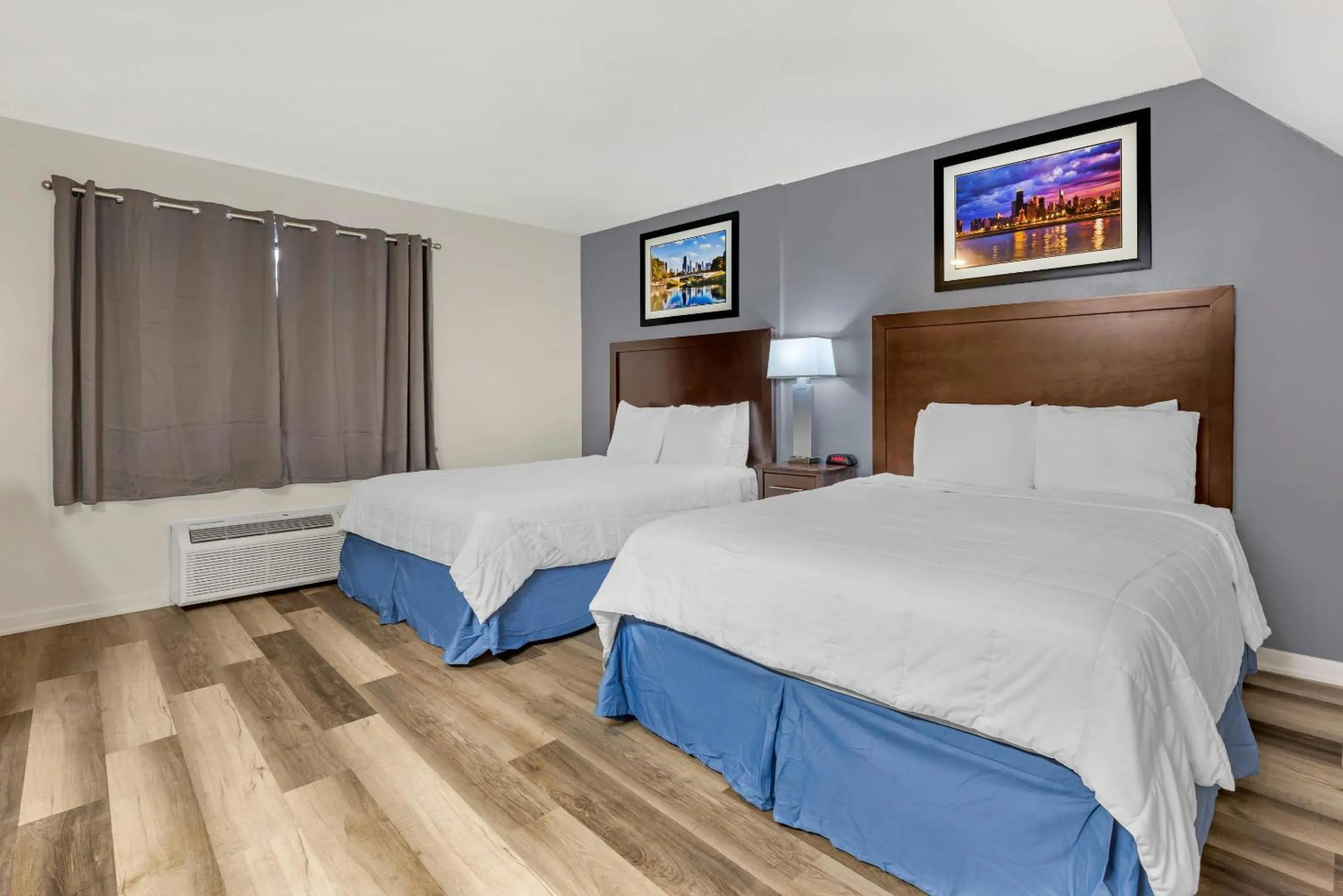 Bedroom, Bed in Rodeway Inn Lyons - La Grange