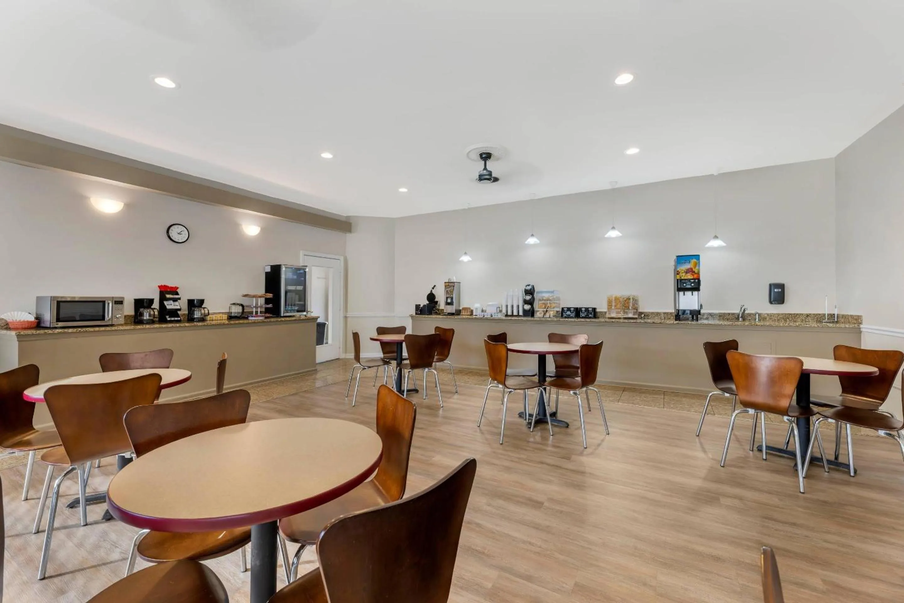 Breakfast in Rodeway Inn Lyons - La Grange