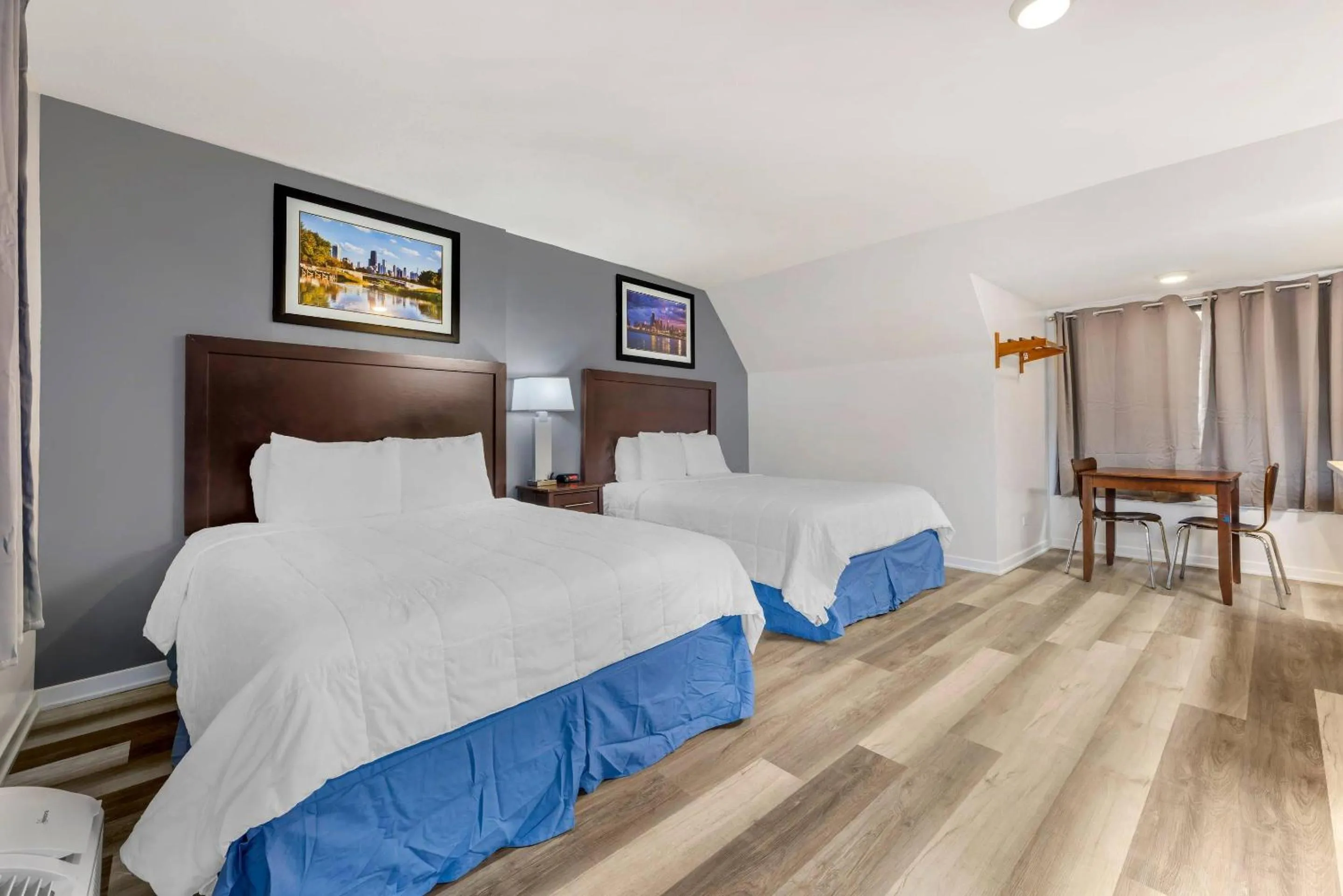 Bedroom, Bed in Rodeway Inn Lyons - La Grange