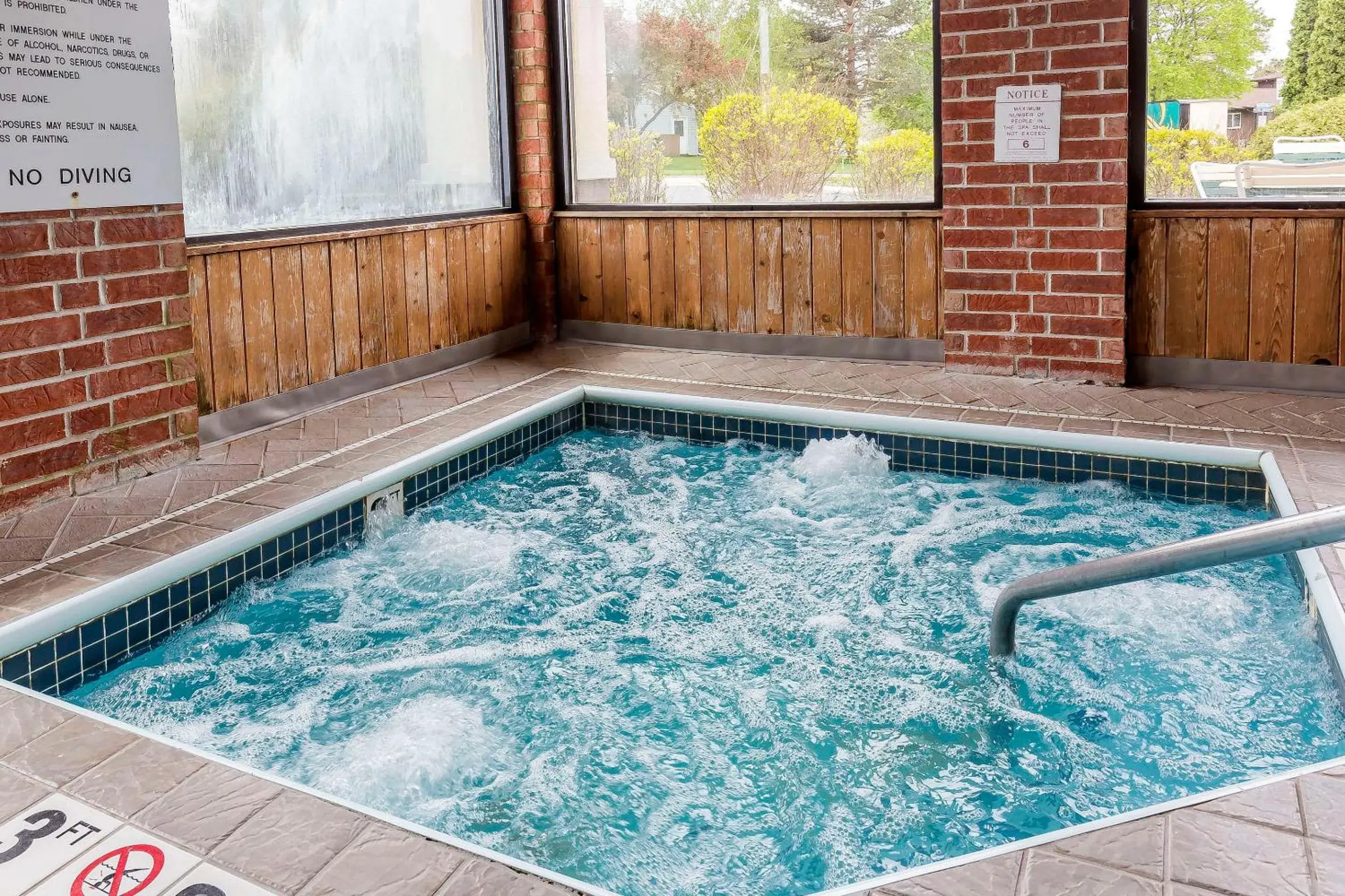 Swimming pool in Quality Inn Sycamore - DeKalb Swimming pool in Quality Inn Sycamore - DeKalb