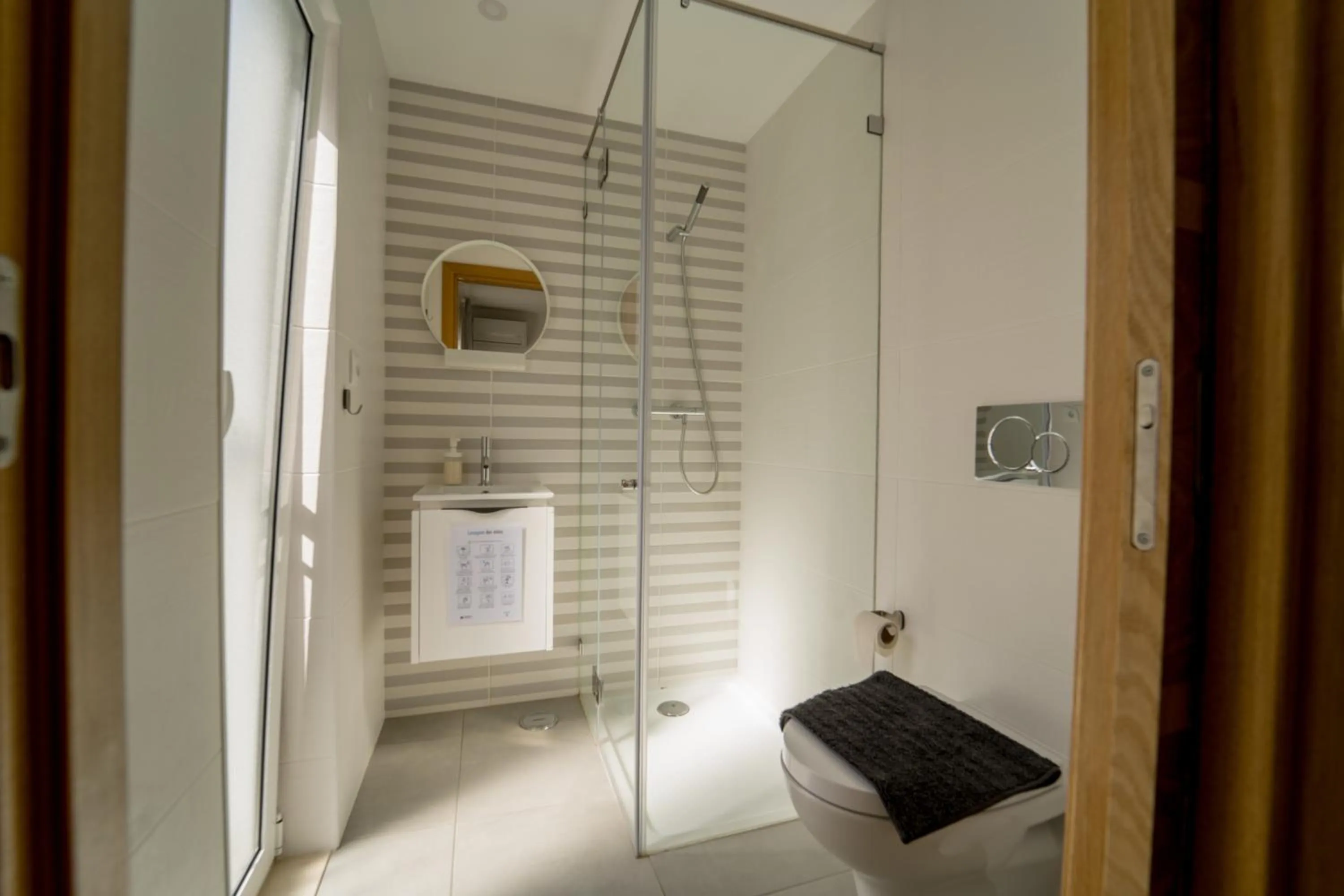 Shower in ALMAS ROOMS