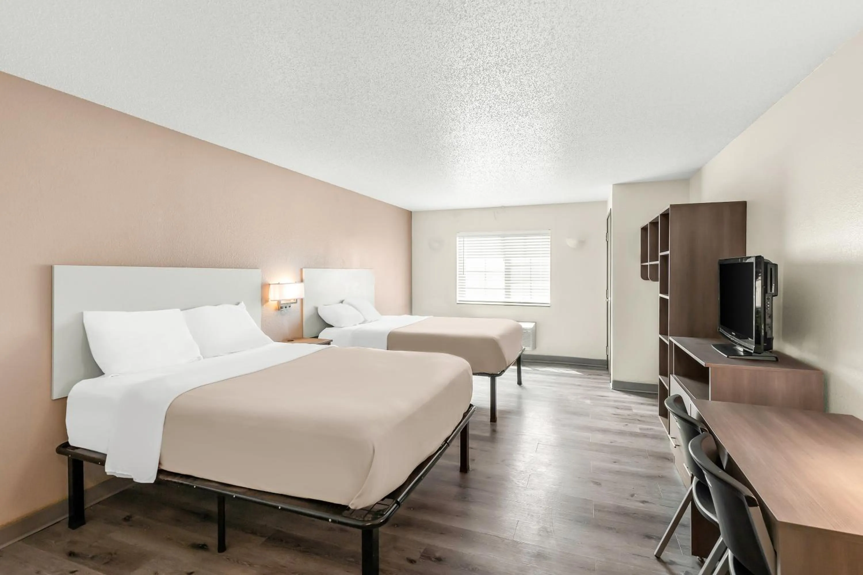 Kitchen or kitchenette, Bed in Welcome Suites-O'Fallon