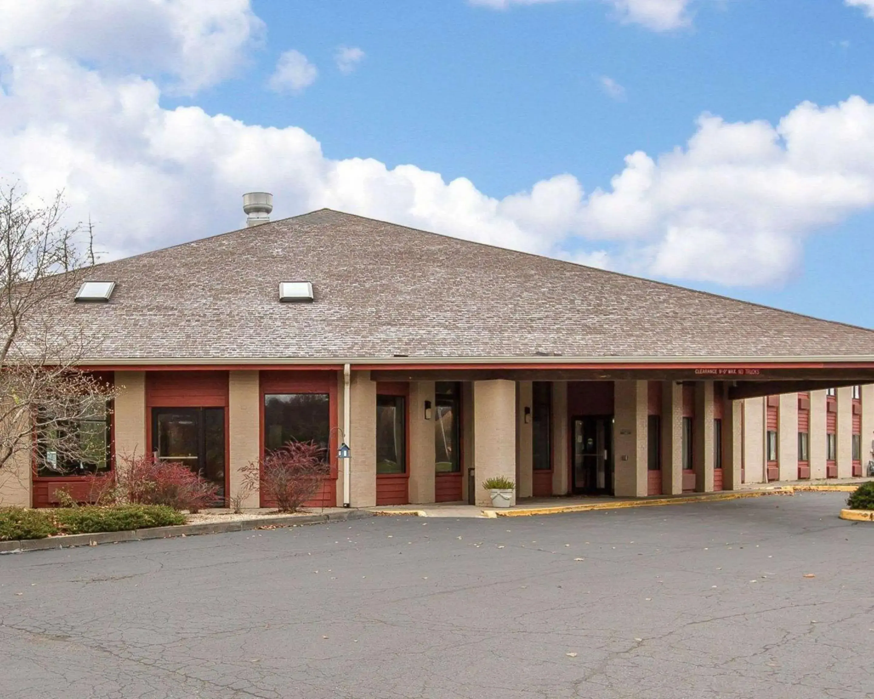Property building in Quality Inn Macomb near University Area Property building in Quality Inn Macomb near University Area