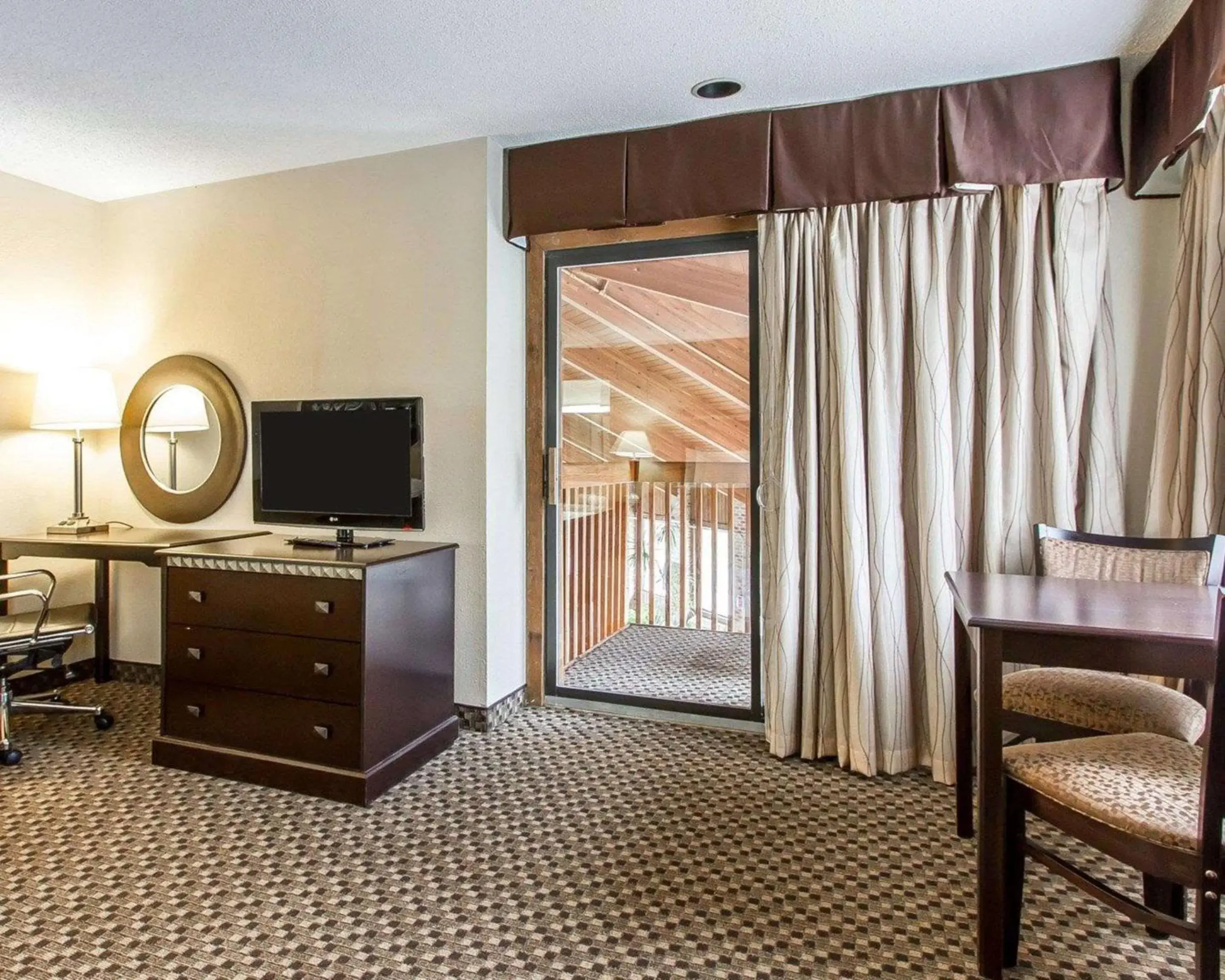 Photo of the whole room in Quality Inn Macomb near University Area Photo of the whole room in Quality Inn Macomb near University Area