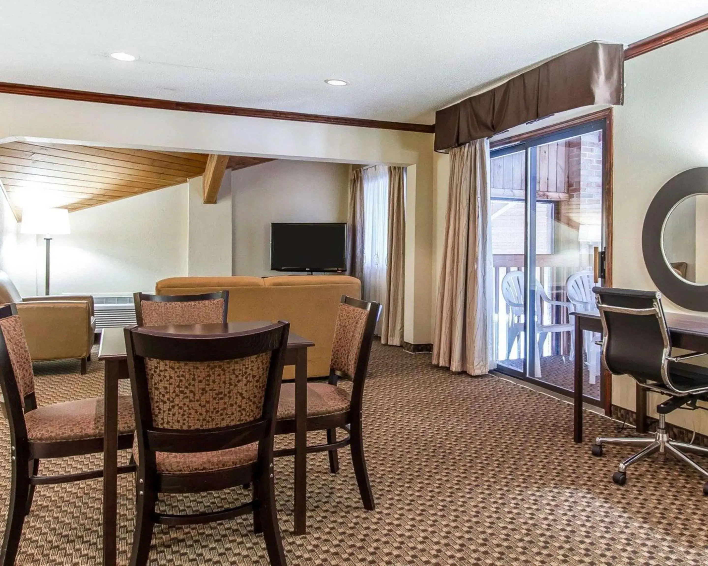 Photo of the whole room in Quality Inn Macomb near University Area Photo of the whole room in Quality Inn Macomb near University Area
