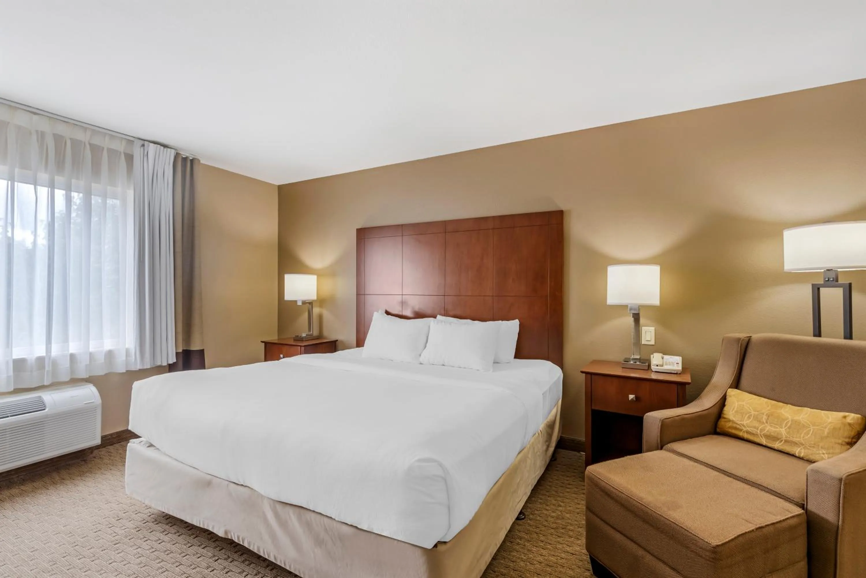 Bed in Comfort Inn & Suites East Moline near I-80