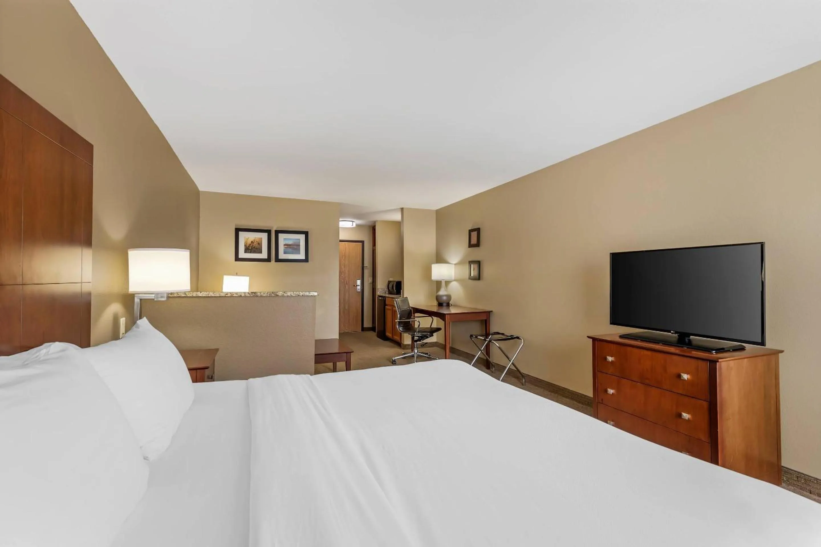 Bedroom, Bed in Comfort Inn & Suites East Moline near I-80