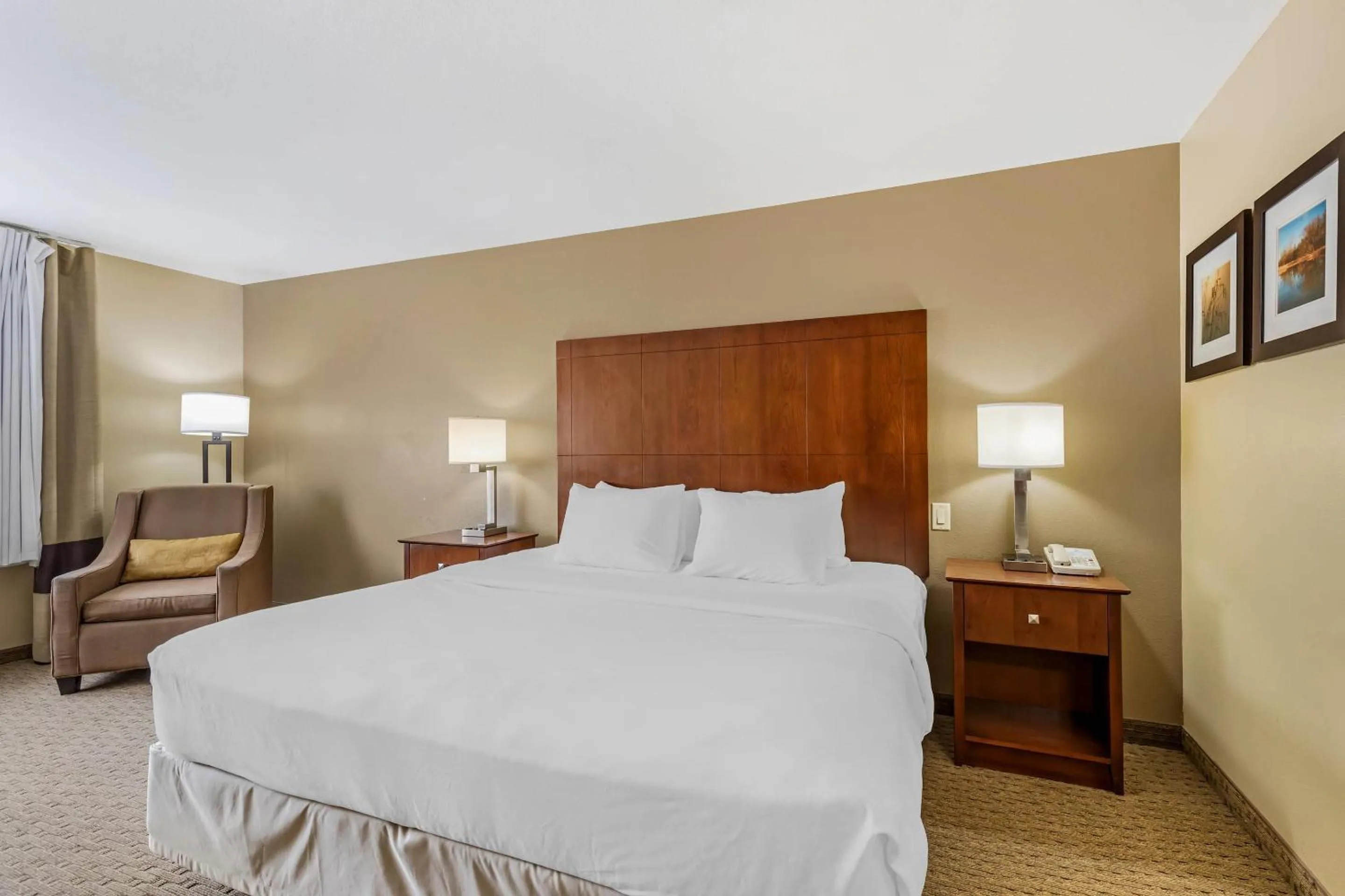 Bedroom, Bed in Comfort Inn & Suites East Moline near I-80