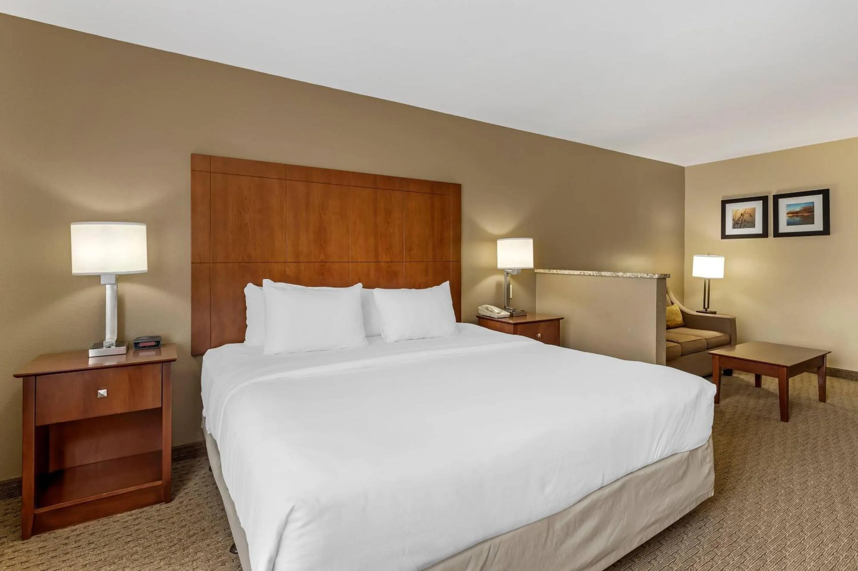 Bedroom, Bed in Comfort Inn & Suites East Moline near I-80
