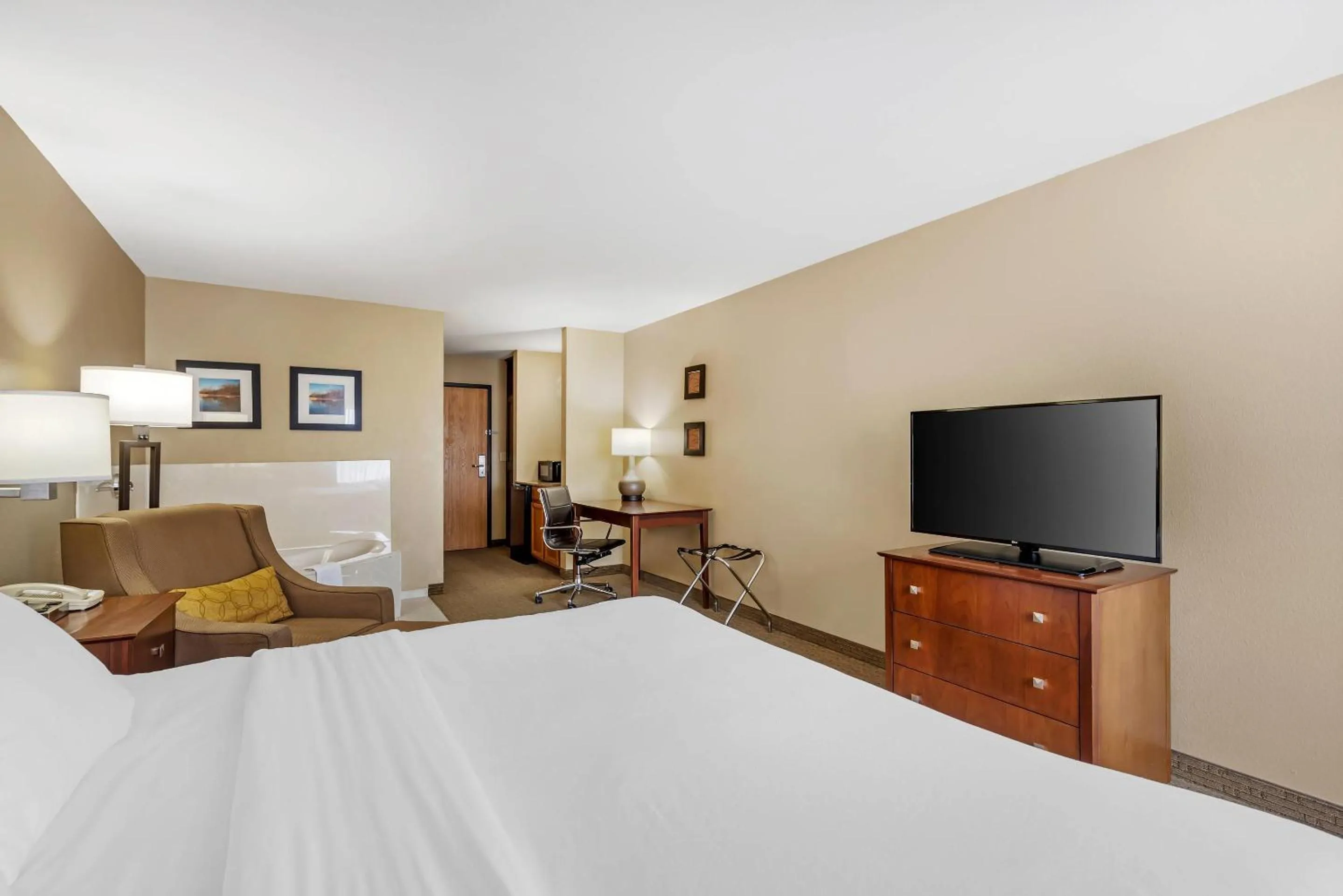 Bedroom, Bed in Comfort Inn & Suites East Moline near I-80
