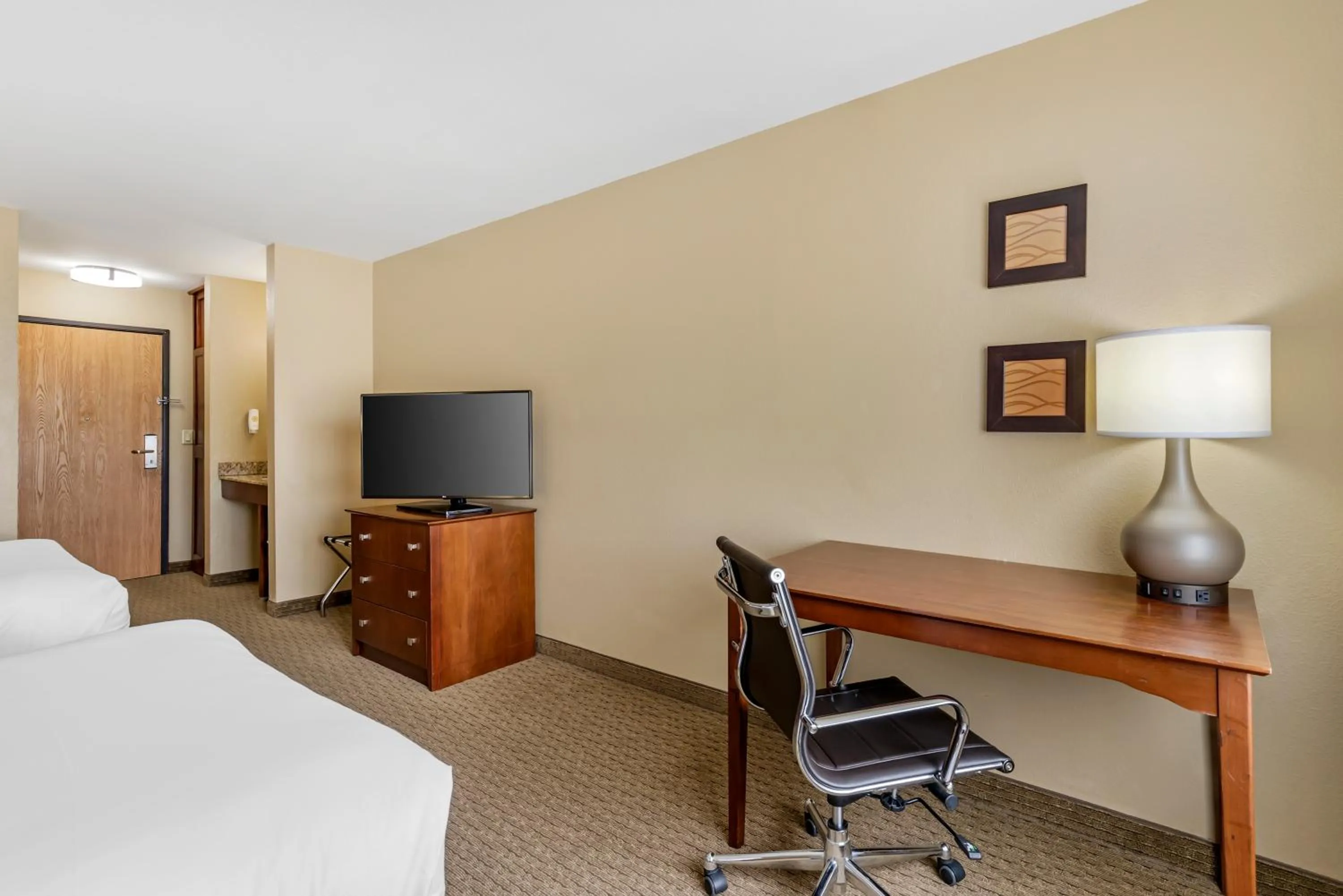 Bed in Comfort Inn & Suites East Moline near I-80