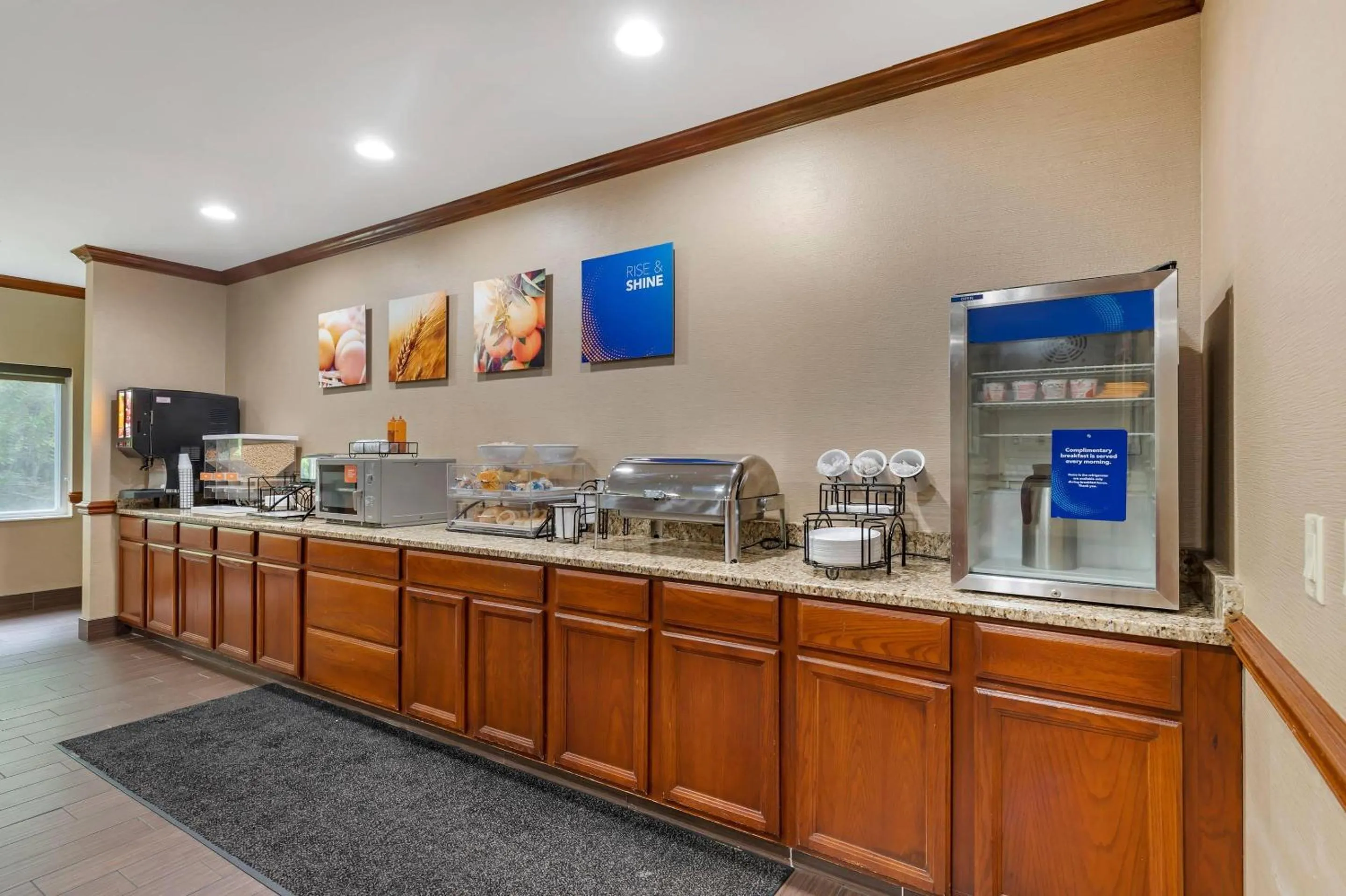 Breakfast in Comfort Inn & Suites East Moline near I-80