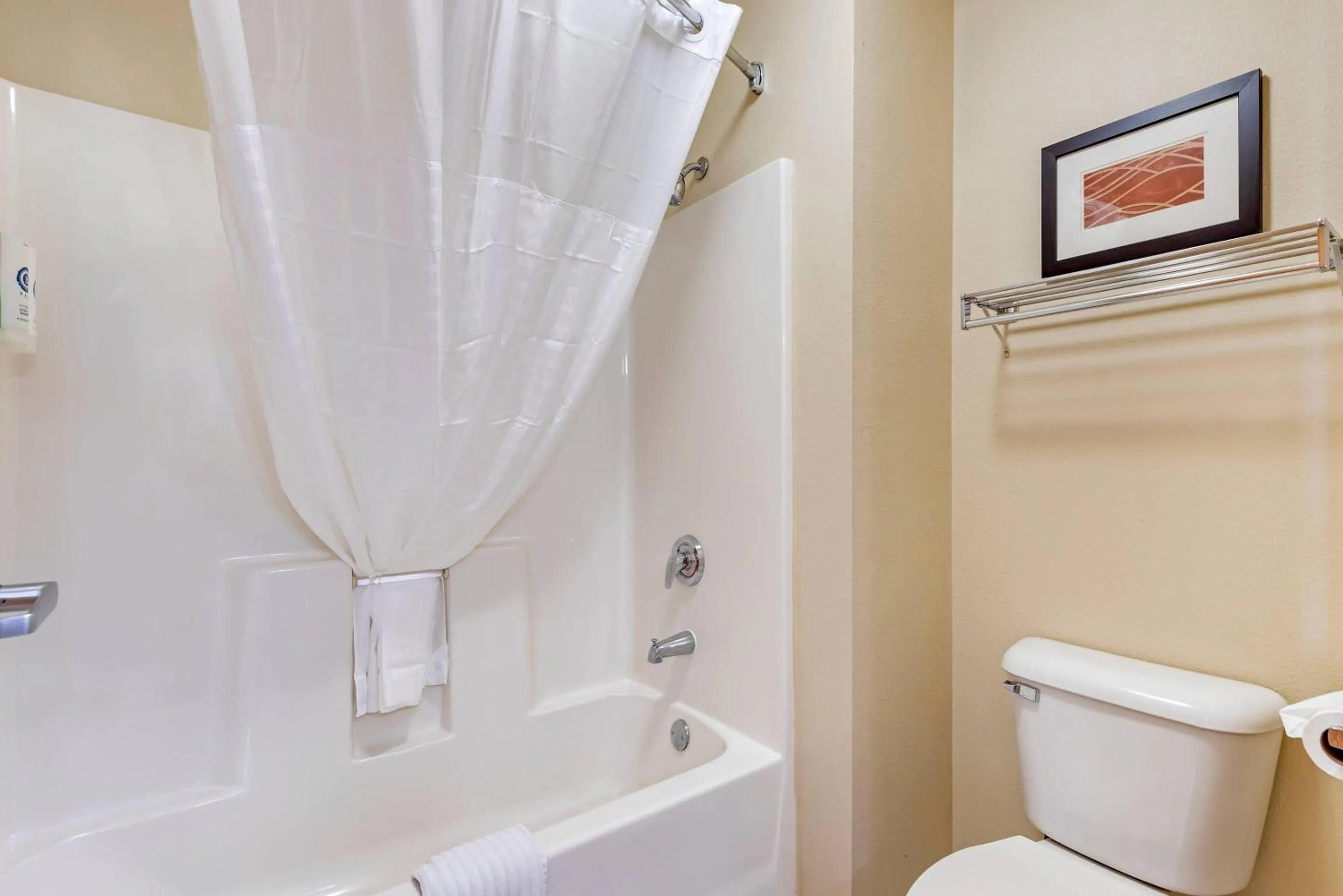 Bedroom in Comfort Inn & Suites East Moline near I-80