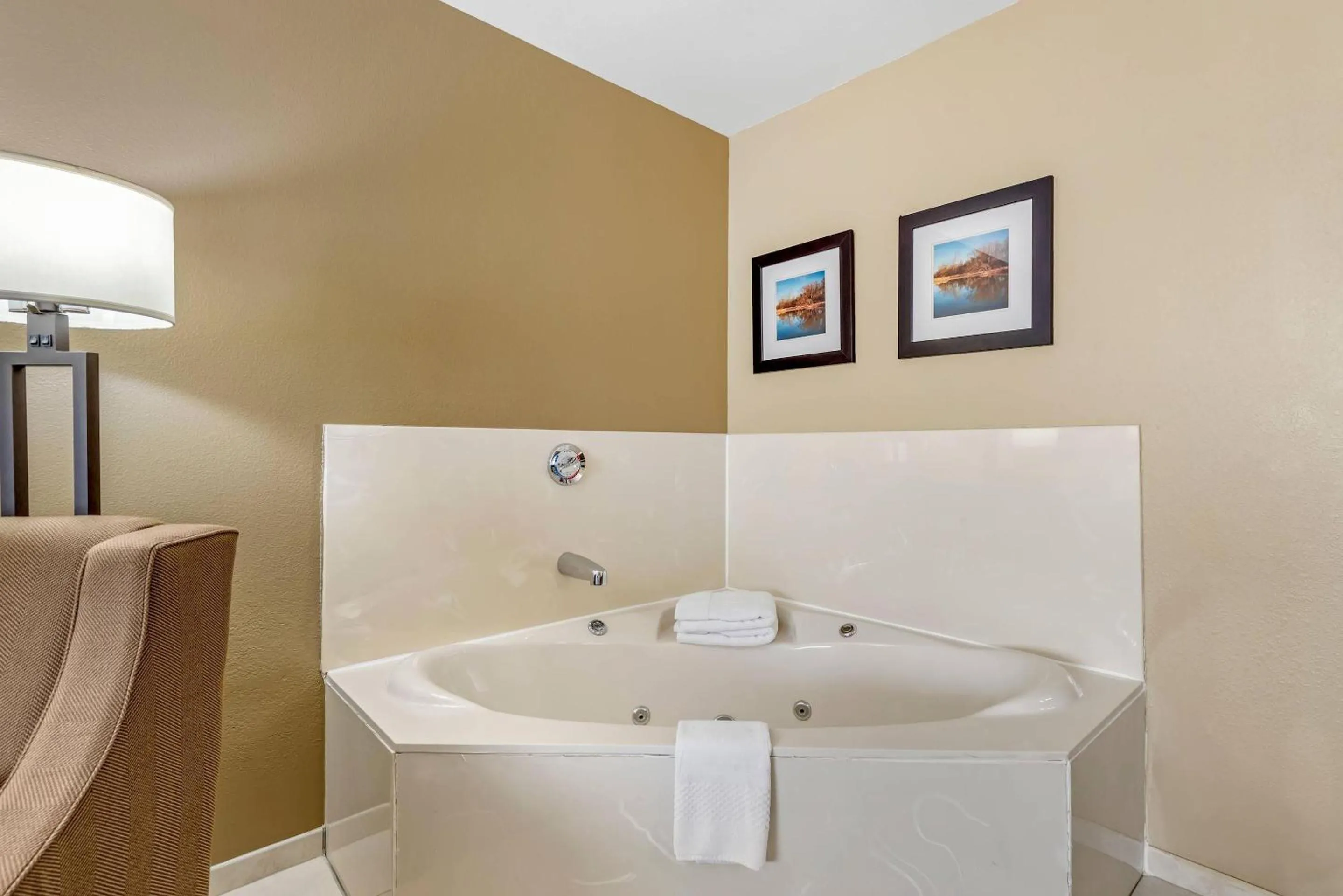 Bedroom in Comfort Inn & Suites East Moline near I-80