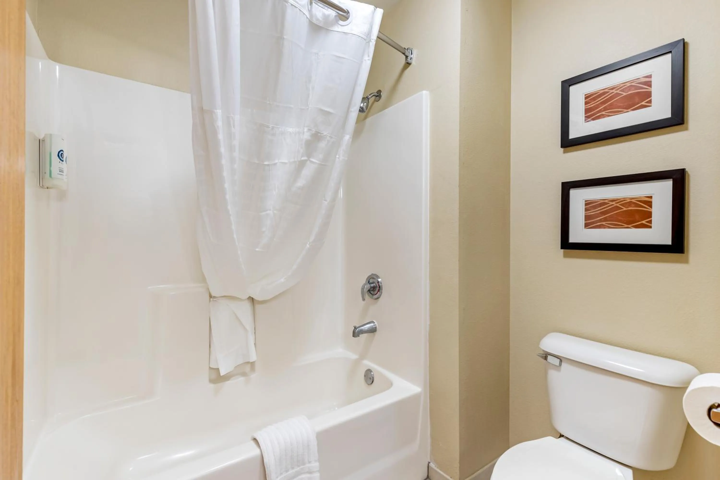 Comfort Inn & Suites East Moline near I-80