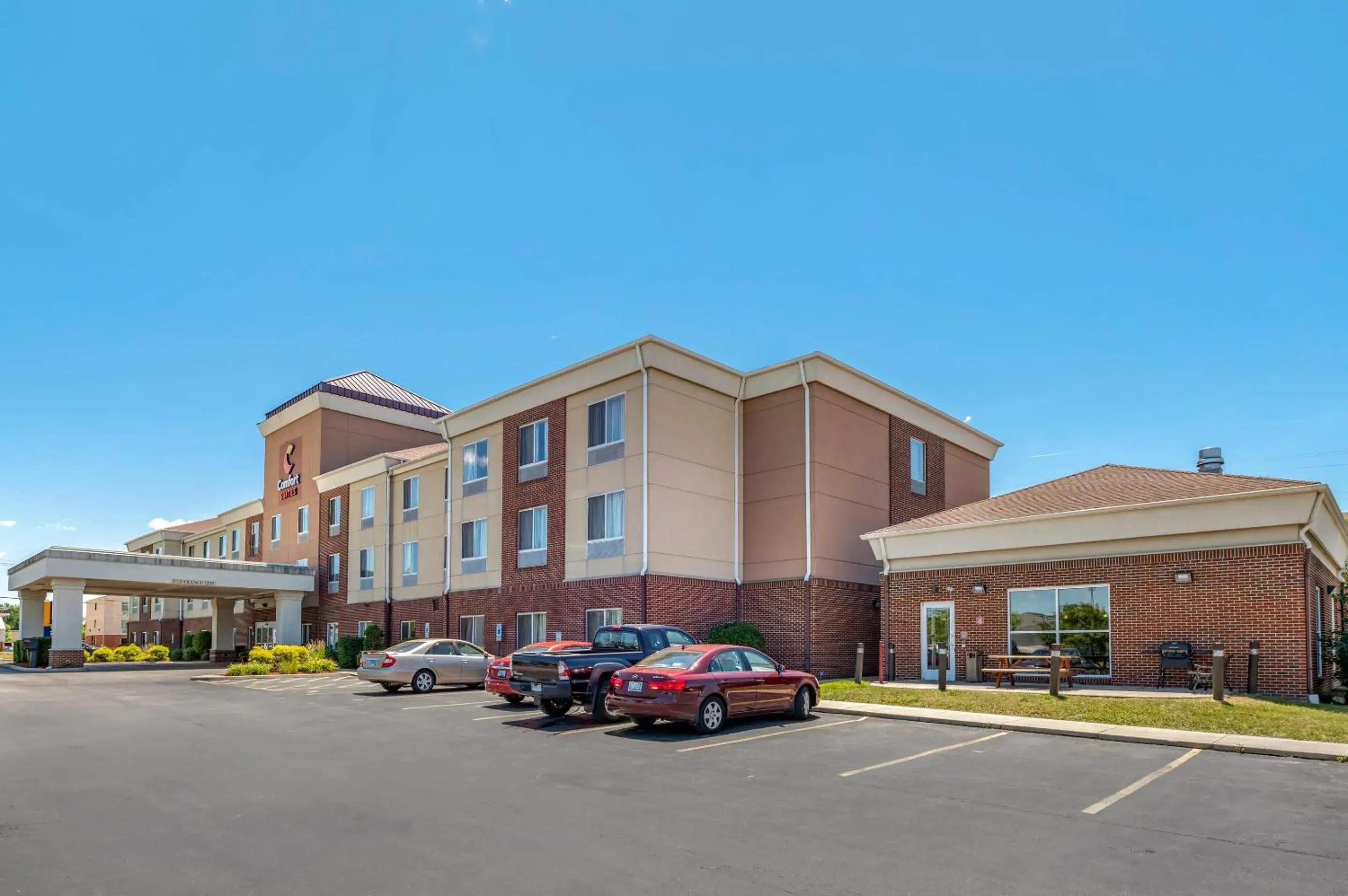 Property building in Comfort Suites Urbana Champaign, University Area Property building in Comfort Suites Urbana Champaign, University Area