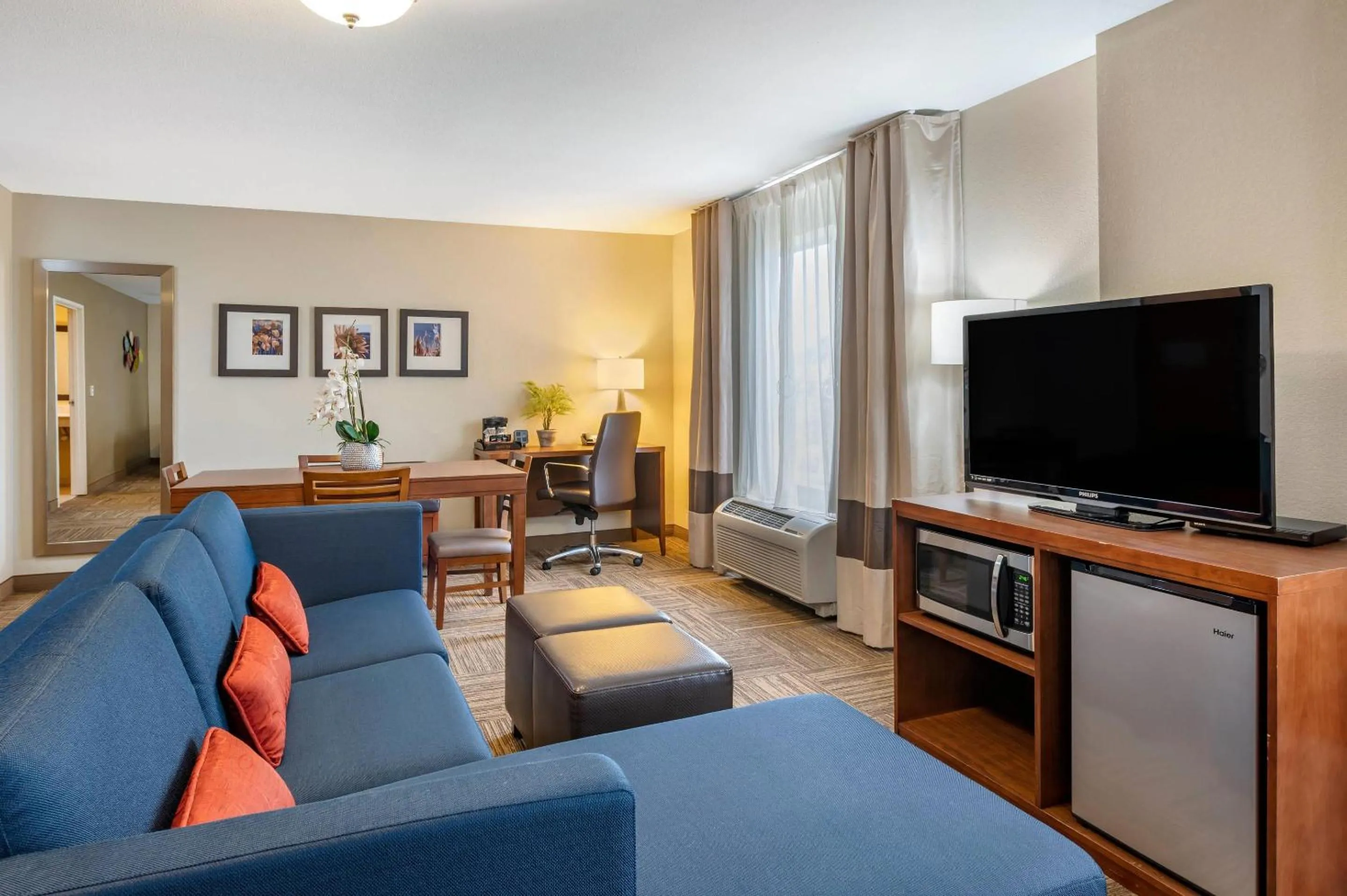 Bedroom in Comfort Suites Urbana Champaign, University Area