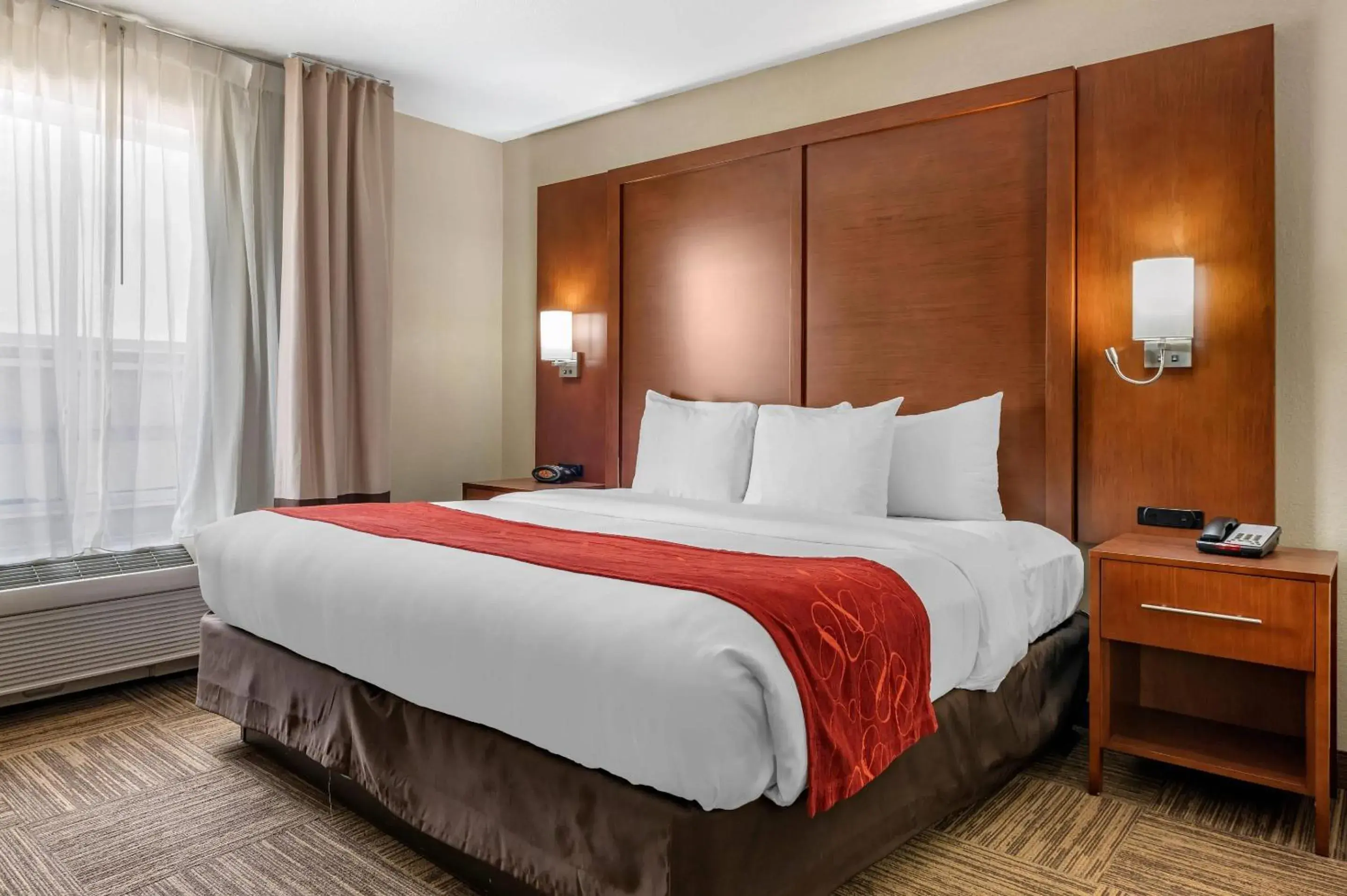 Bedroom, Bed in Comfort Suites Urbana Champaign, University Area Bedroom, Bed in Comfort Suites Urbana Champaign, University Area