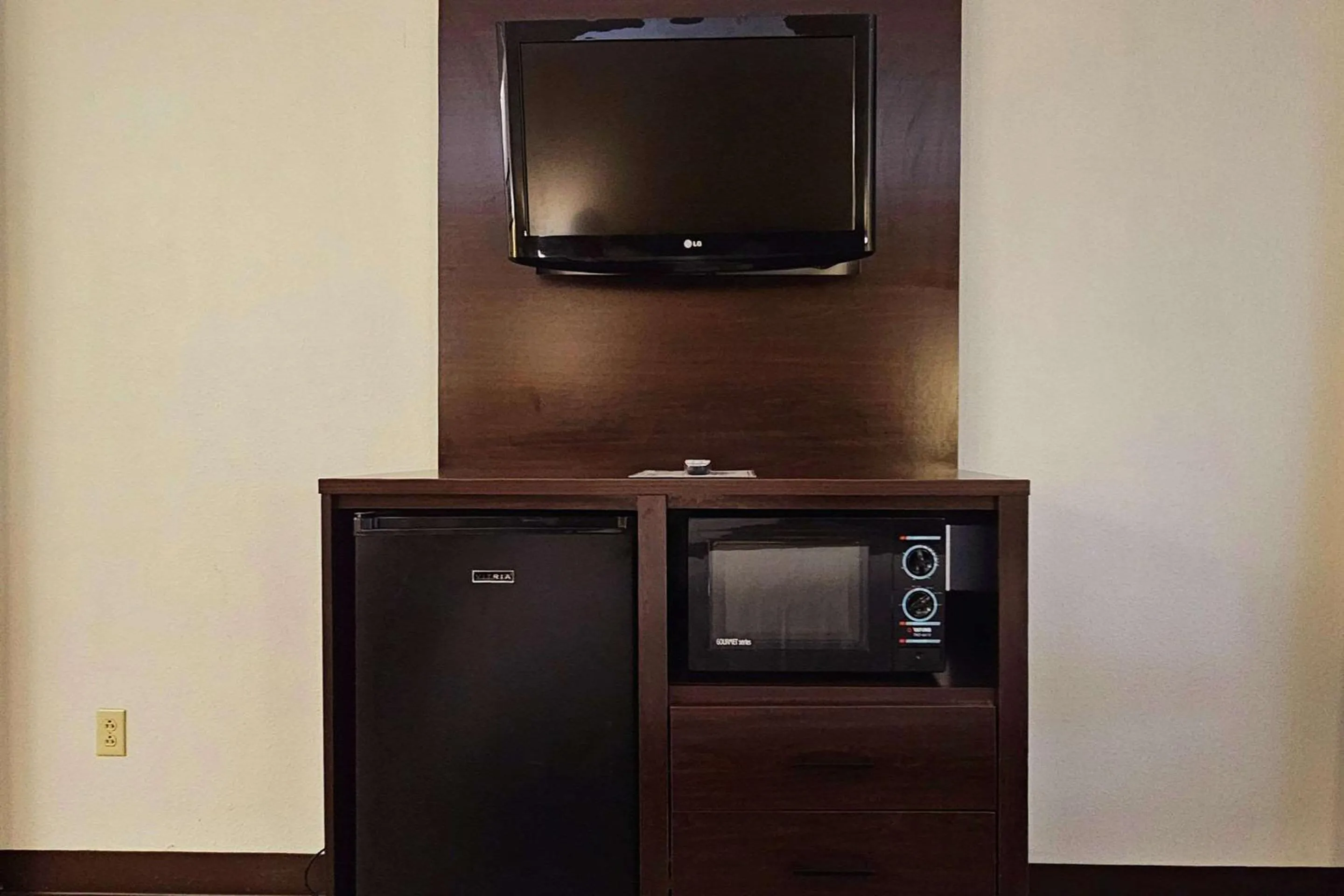 TV and multimedia in Quality Inn & Suites near St Louis and I-255