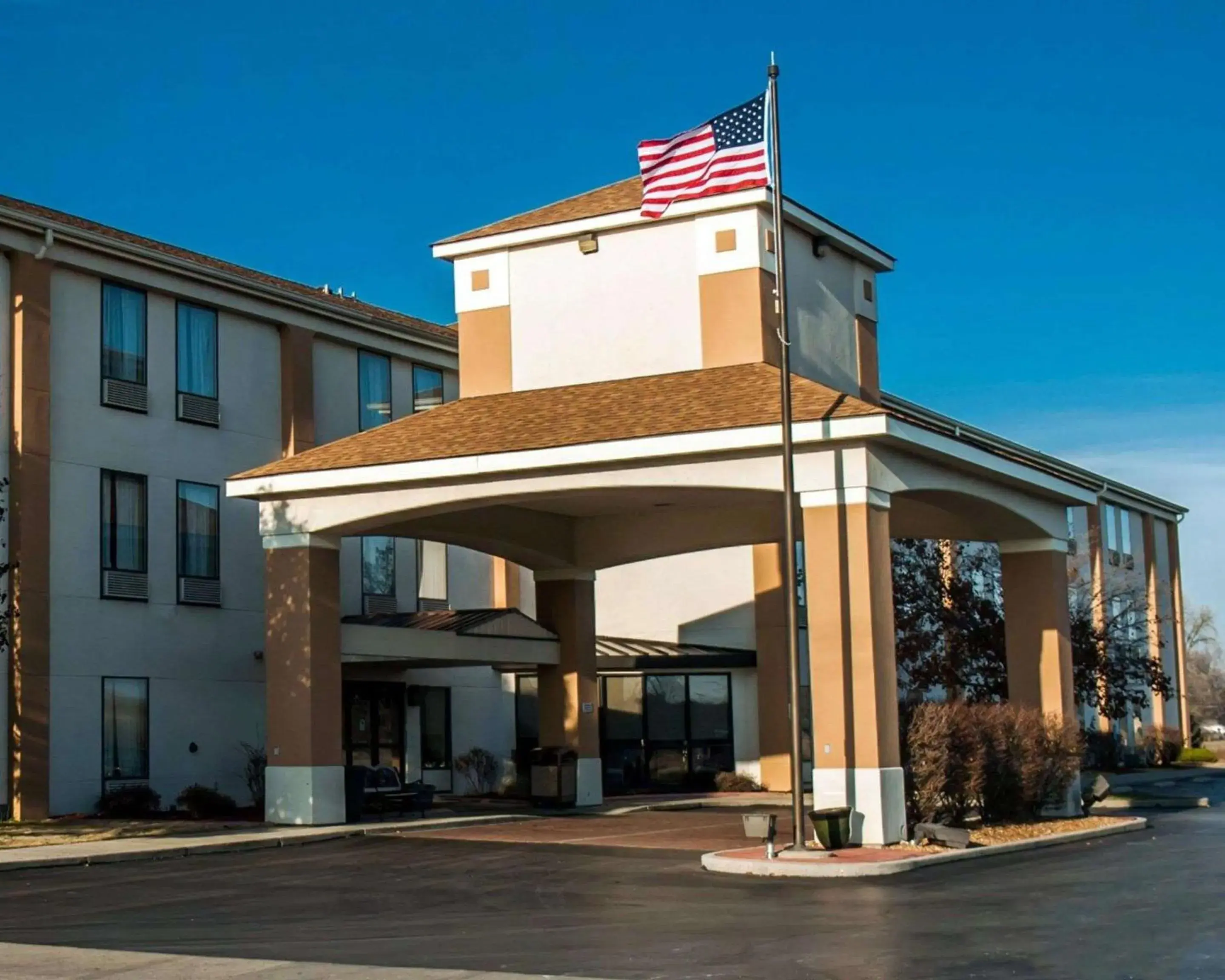 Property building in Quality Inn & Suites near St Louis and I-255 Property building in Quality Inn & Suites near St Louis and I-255