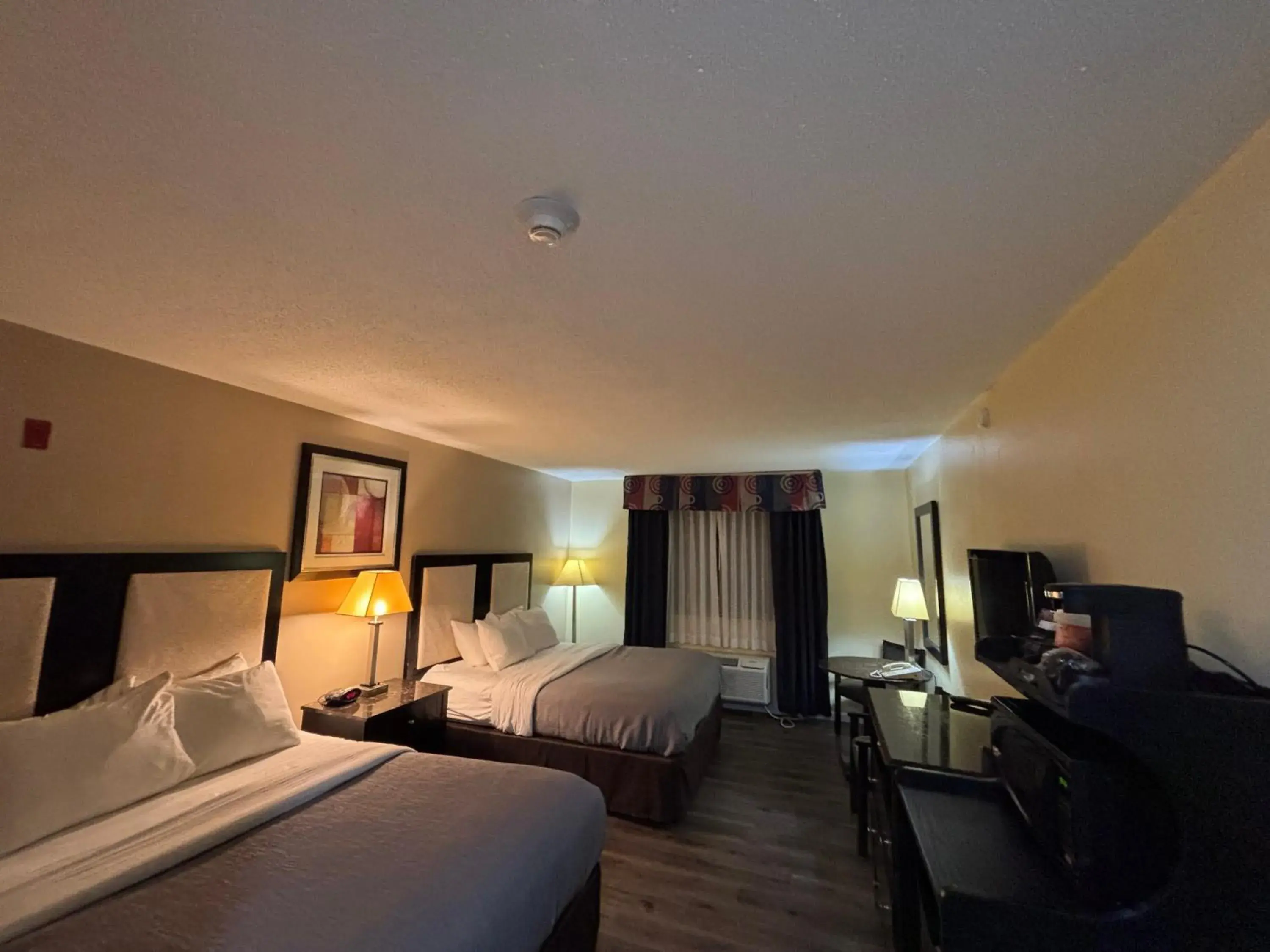 Bed in Quality Inn & Suites Woodstock near Lake Geneva Bed in Quality Inn & Suites Woodstock near Lake Geneva