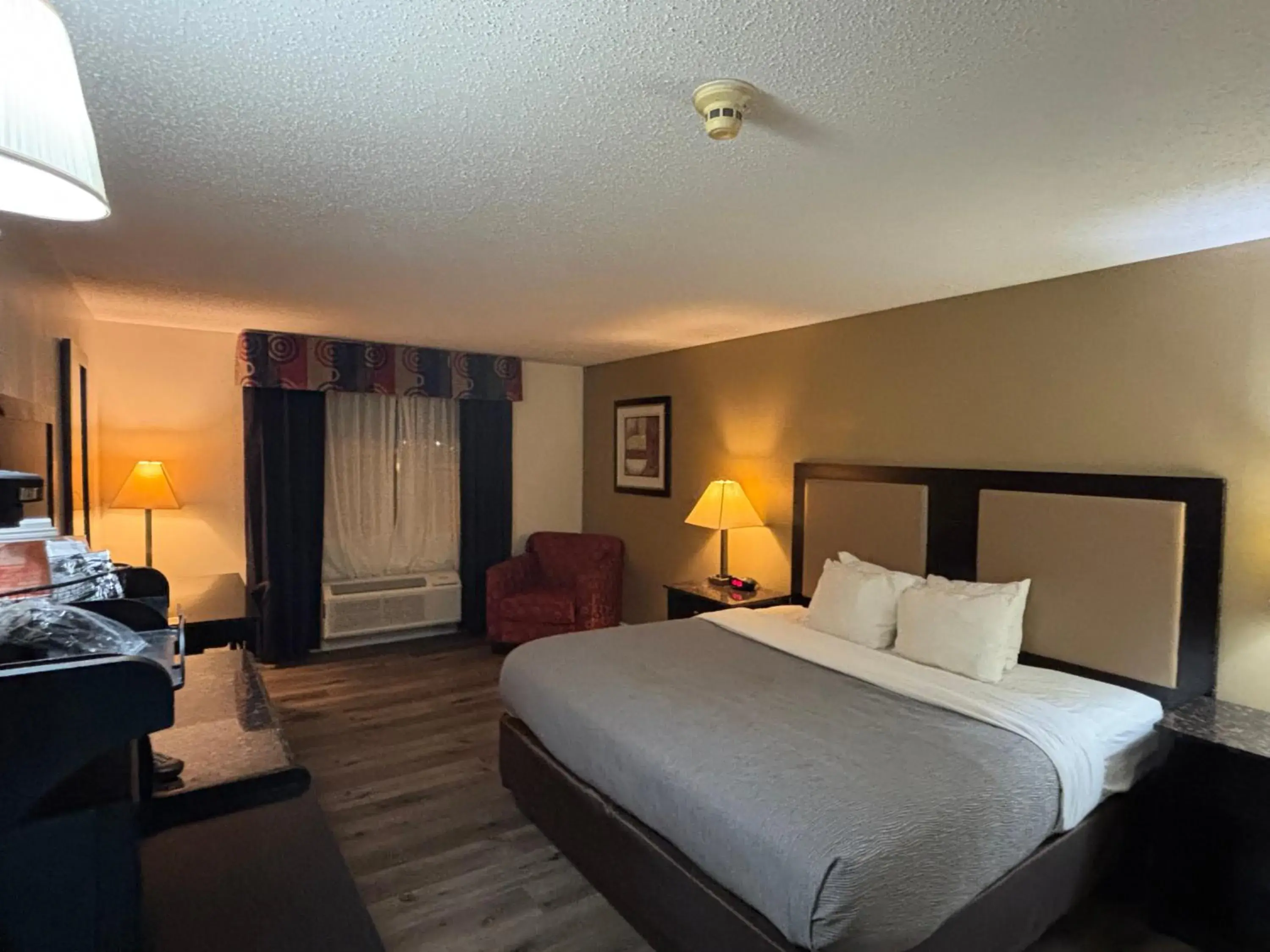 Bed in Quality Inn & Suites Woodstock near Lake Geneva Bed in Quality Inn & Suites Woodstock near Lake Geneva