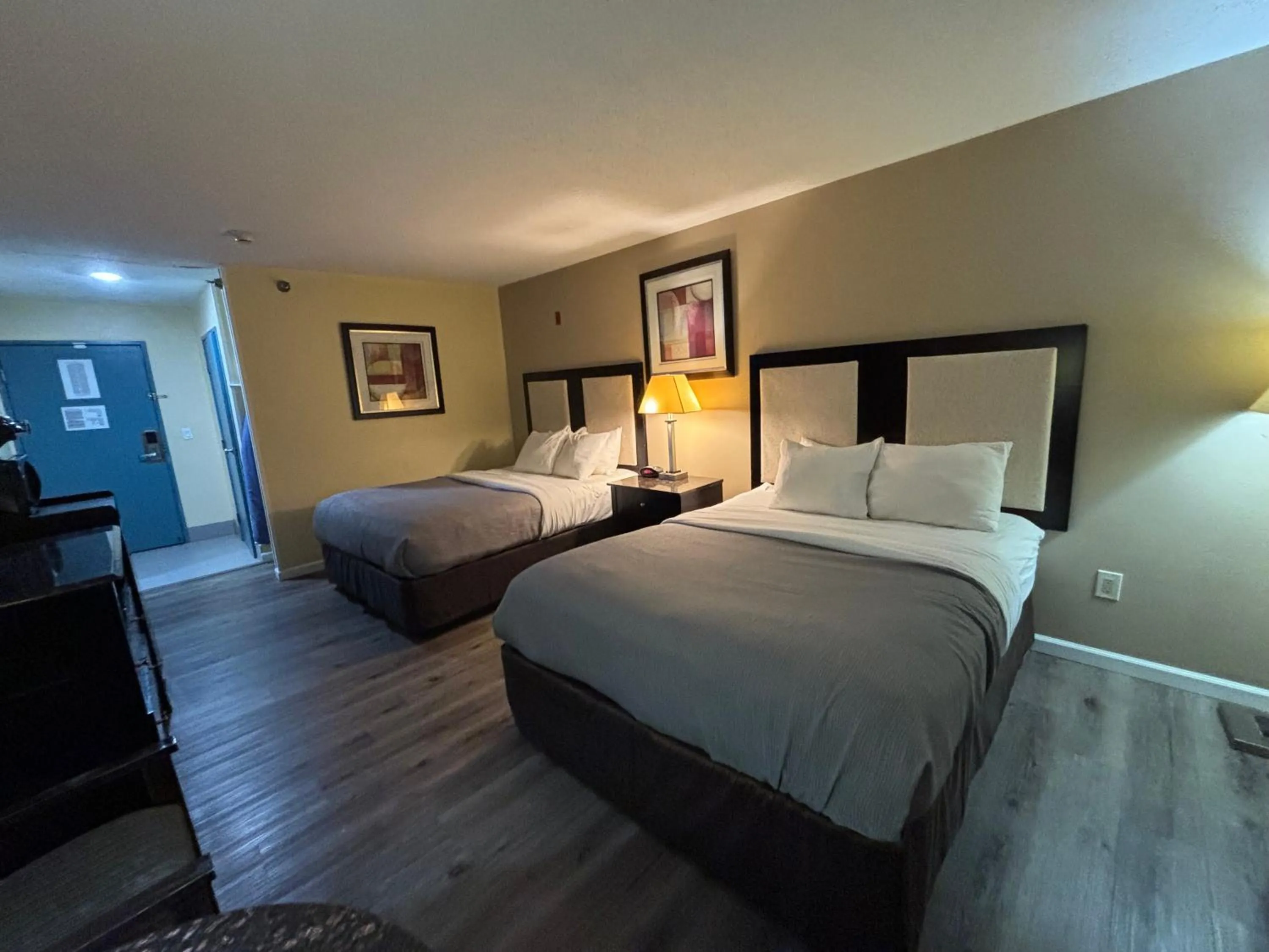 Bed in Quality Inn & Suites Woodstock near Lake Geneva