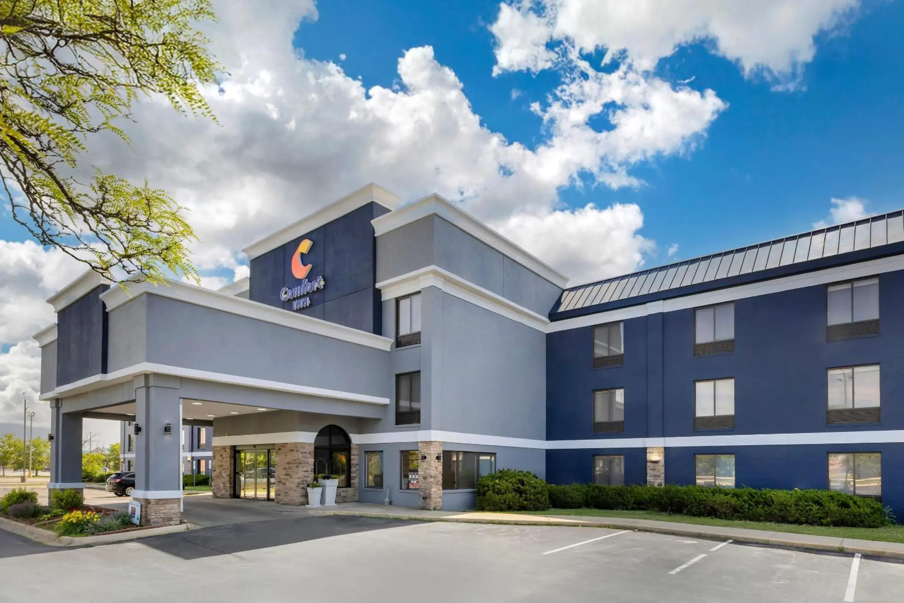 Property building in Comfort Inn Bourbonnais near I-57 Property building in Comfort Inn Bourbonnais near I-57