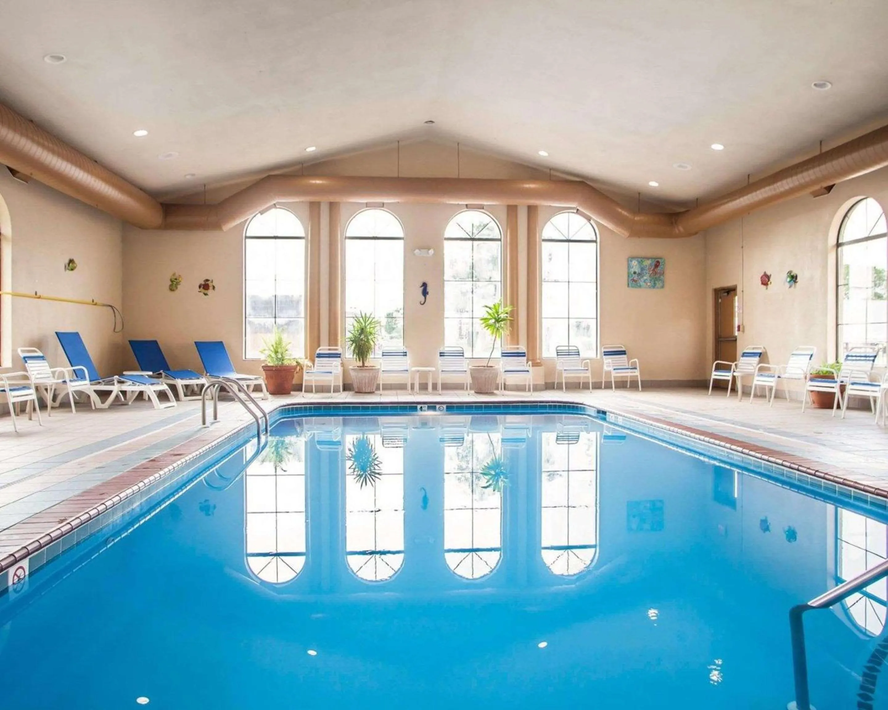 Swimming pool in Comfort Inn Bourbonnais near I-57