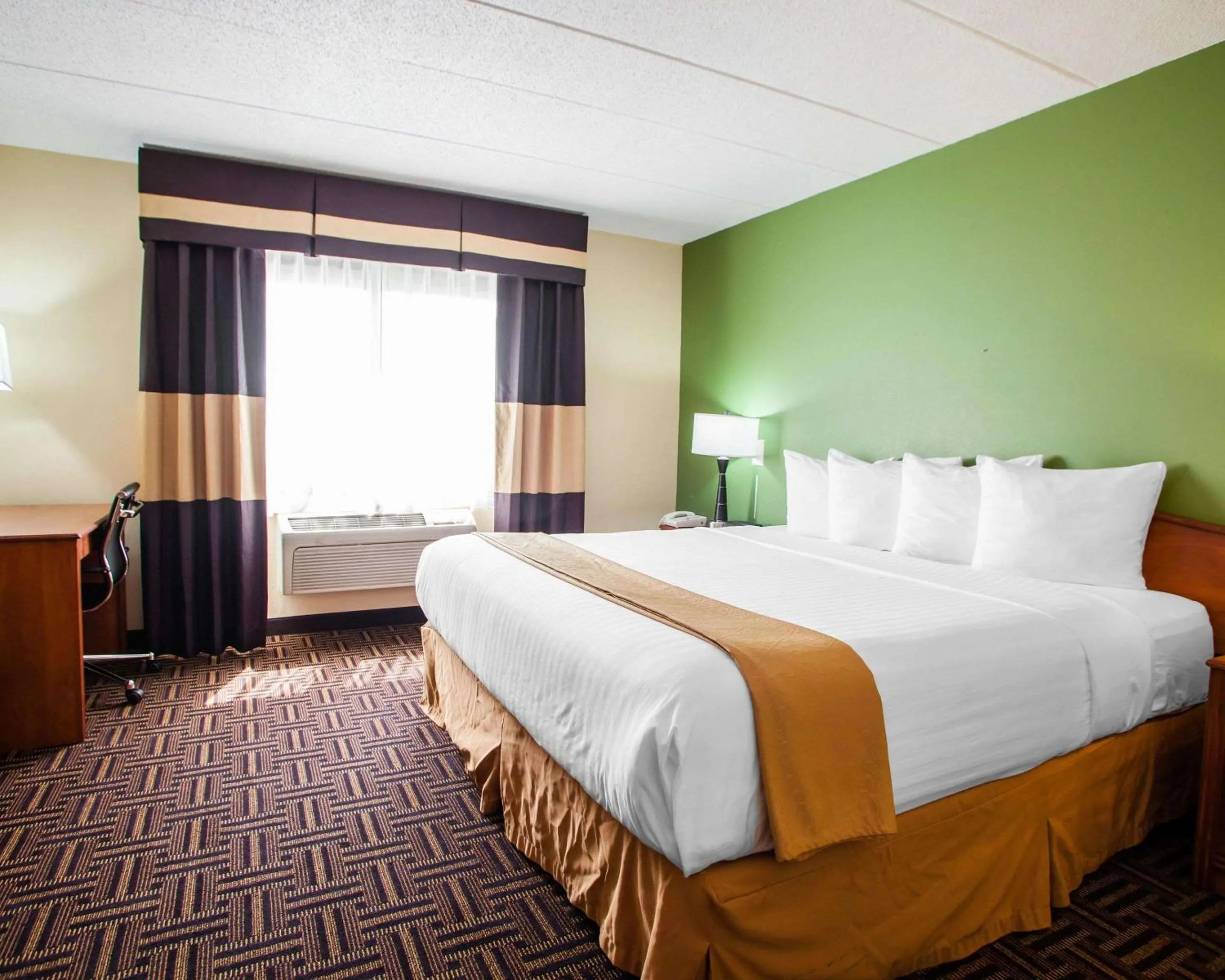 Bedroom, Bed in Quality Inn Bolingbrook I-55