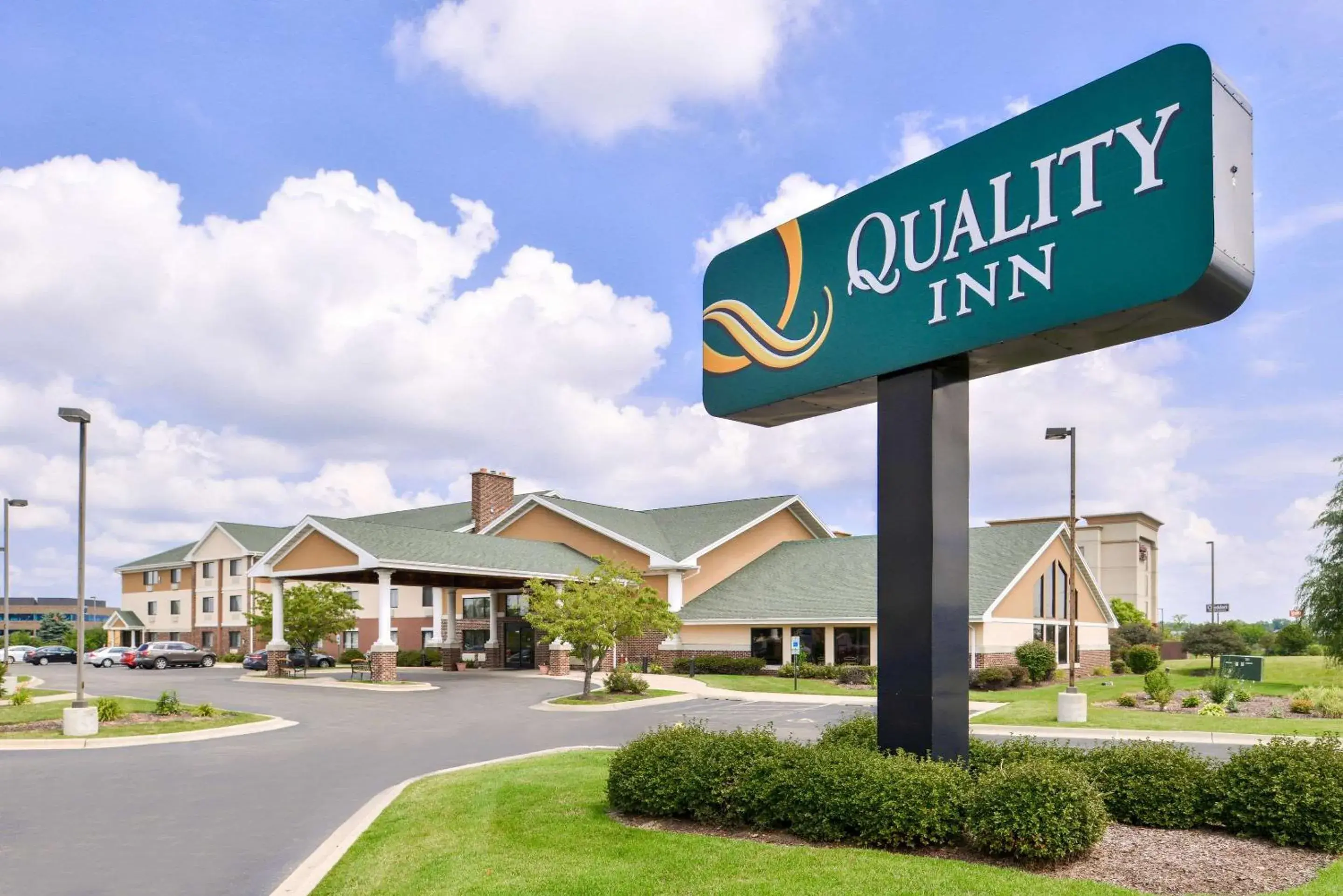 Property building in Quality Inn Bolingbrook I-55 Property building in Quality Inn Bolingbrook I-55