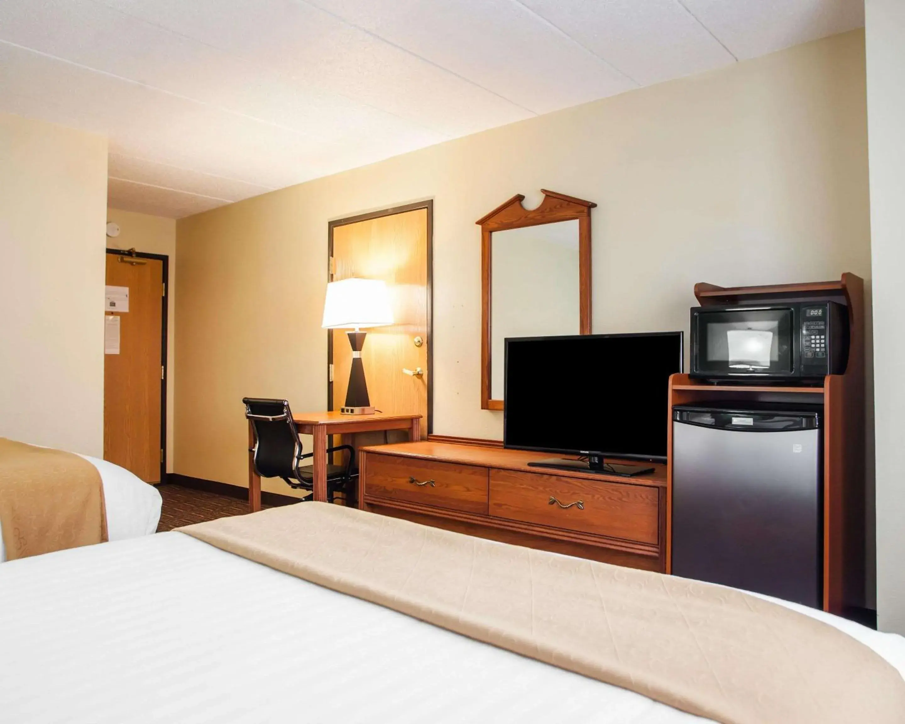 Bedroom, Bed in Quality Inn Bolingbrook I-55 Bedroom, Bed in Quality Inn Bolingbrook I-55