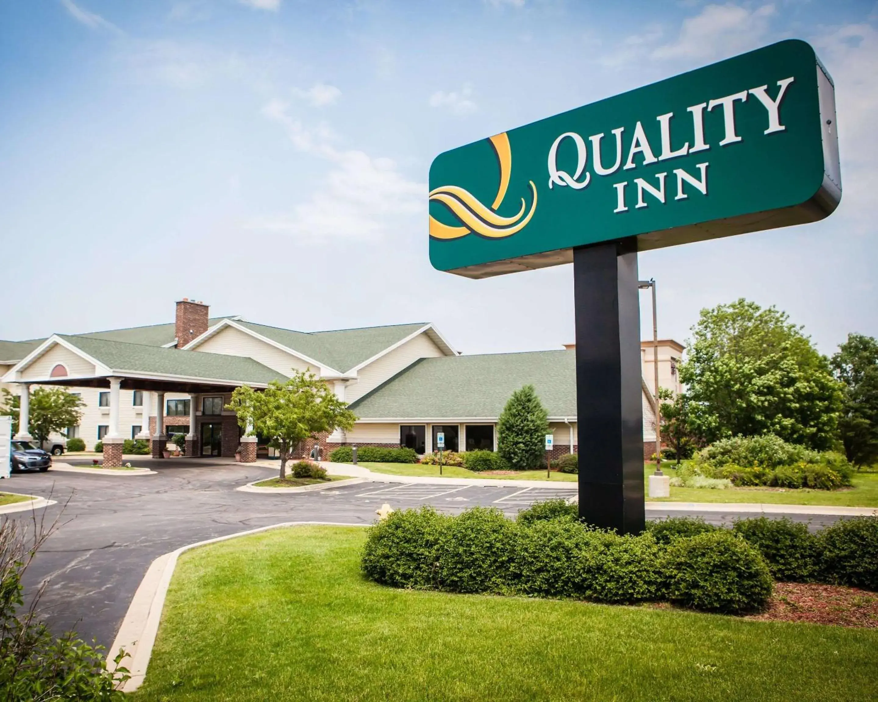 Property building in Quality Inn Bolingbrook I-55 Property building in Quality Inn Bolingbrook I-55