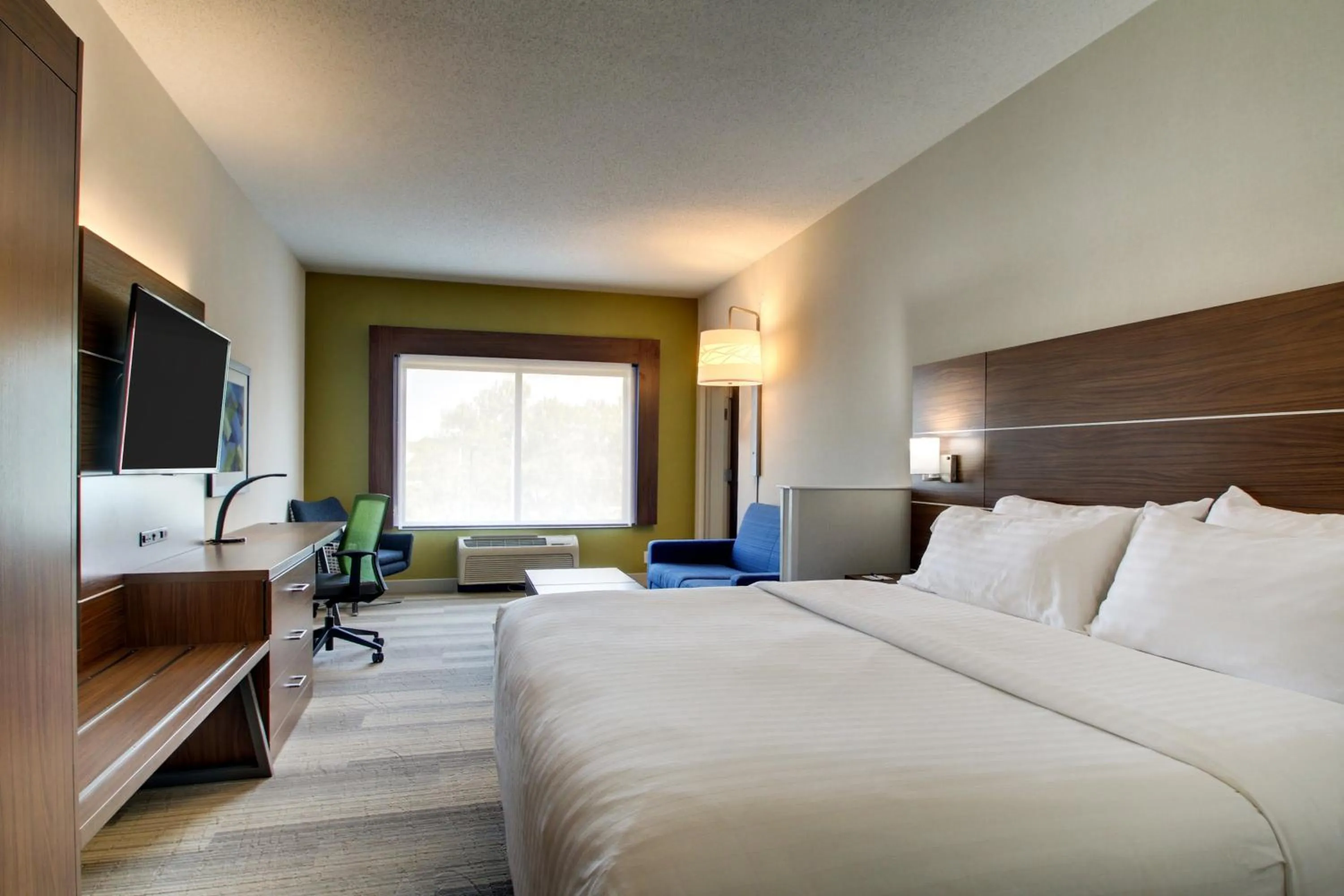 Bedroom, Bed in Holiday Inn Express & Suites Aurora - Naperville by IHG
