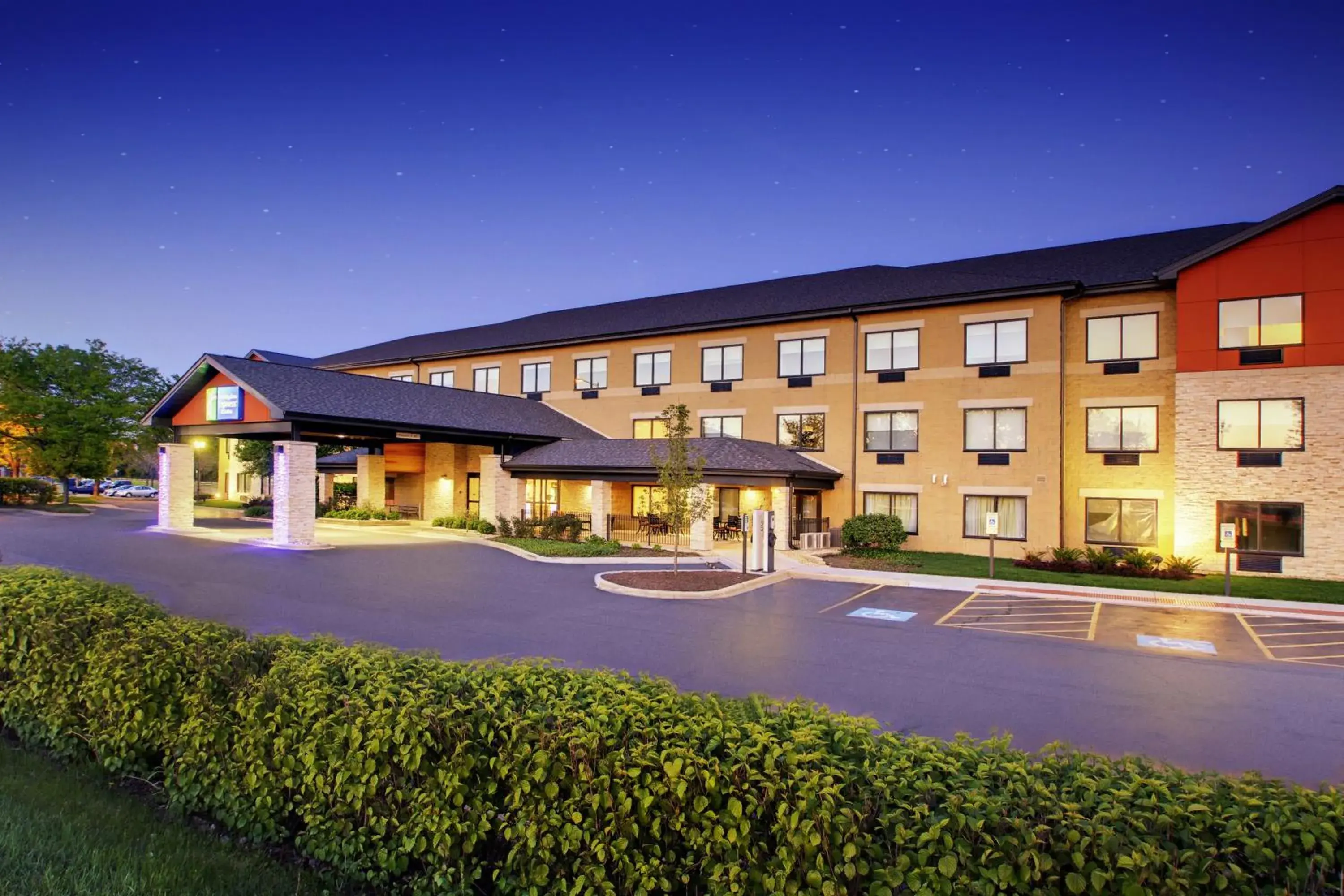 Property building in Holiday Inn Express & Suites Aurora - Naperville by IHG Property building in Holiday Inn Express & Suites Aurora - Naperville by IHG