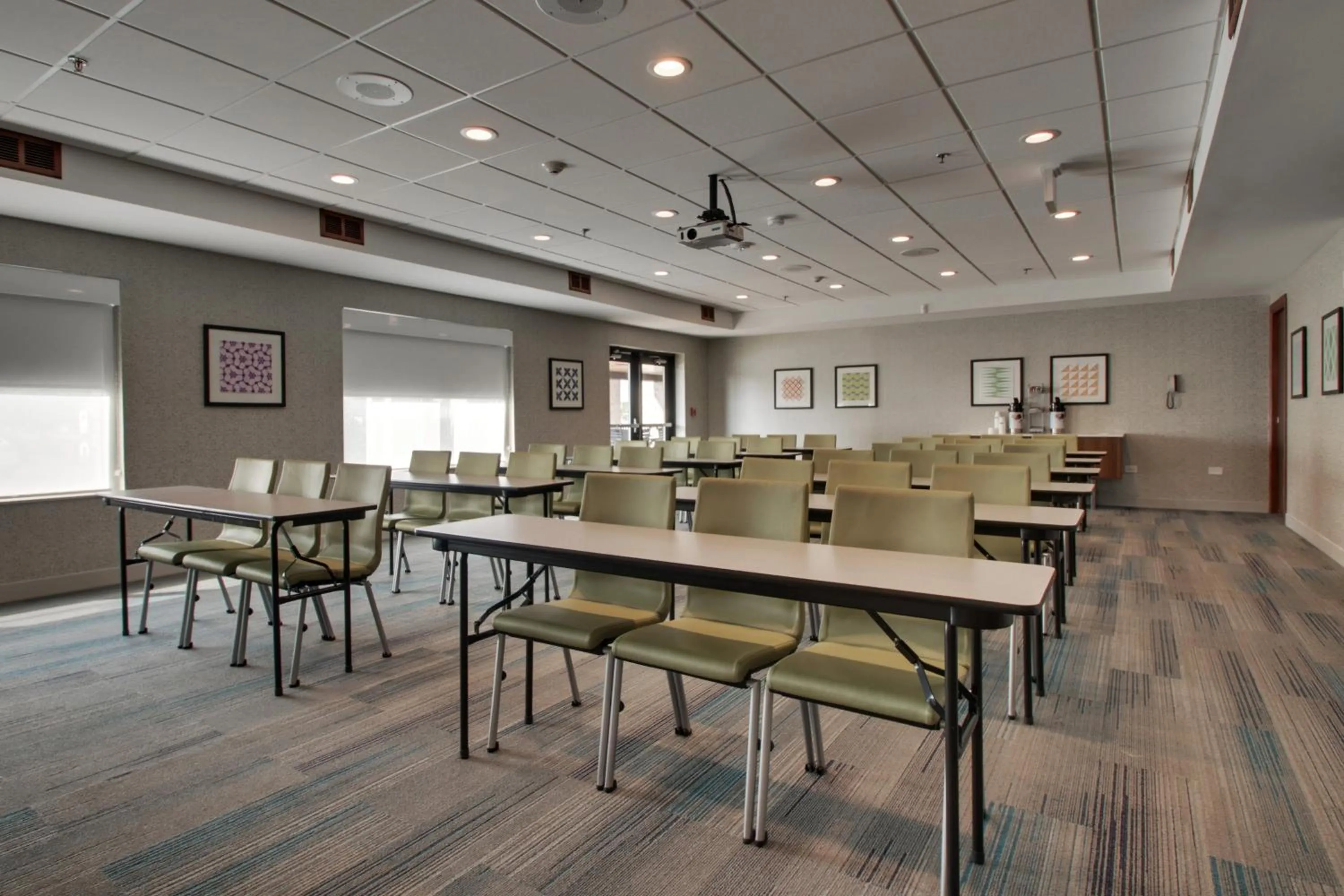 Meeting/conference room in Holiday Inn Express & Suites Aurora - Naperville by IHG