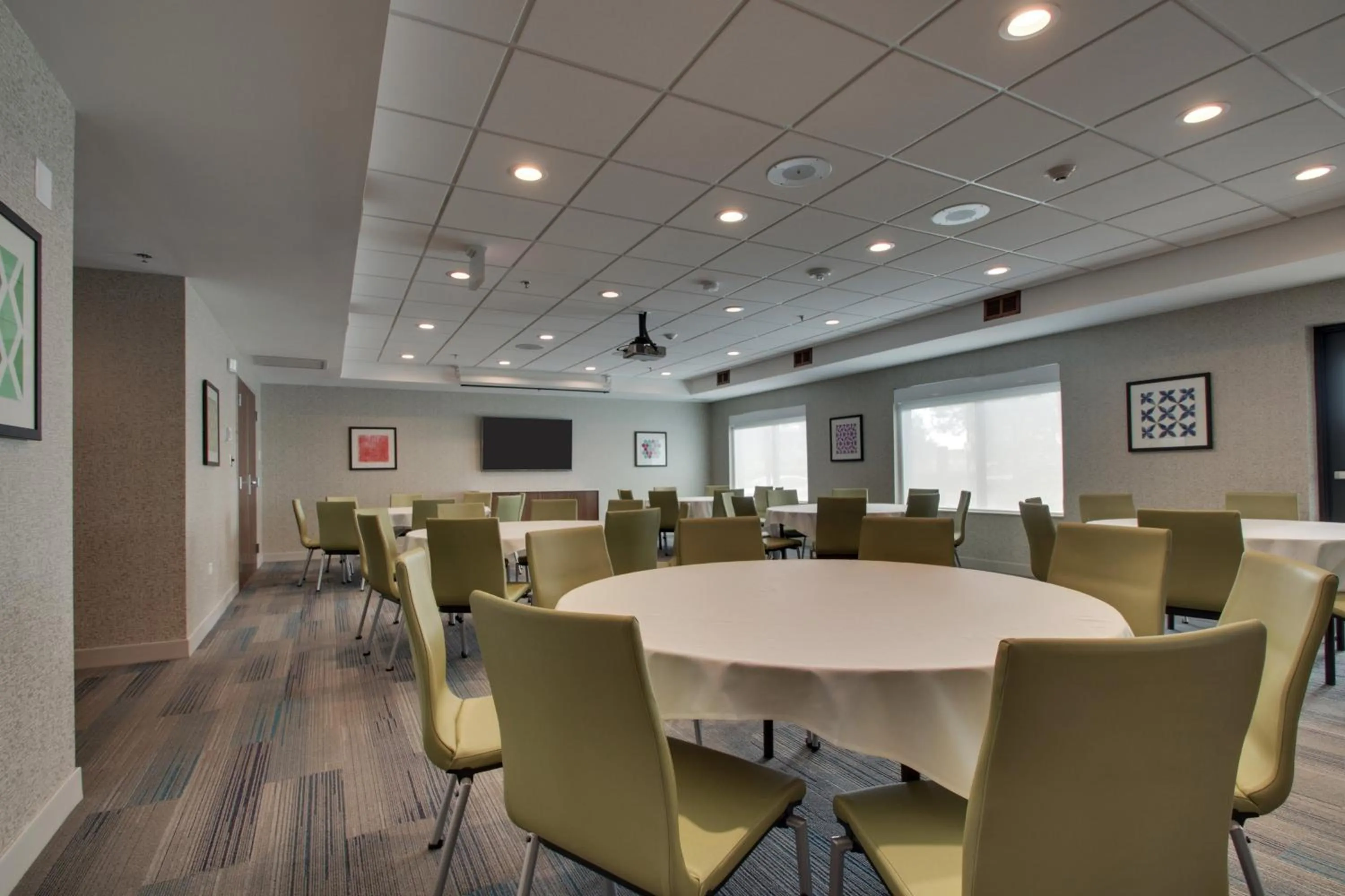 Meeting/conference room in Holiday Inn Express & Suites Aurora - Naperville by IHG