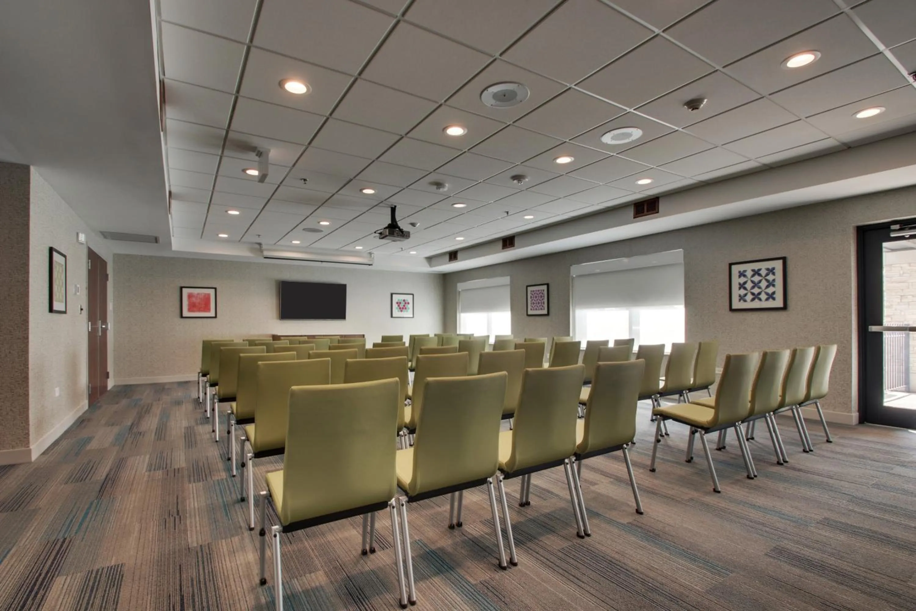 Meeting/conference room in Holiday Inn Express & Suites Aurora - Naperville by IHG