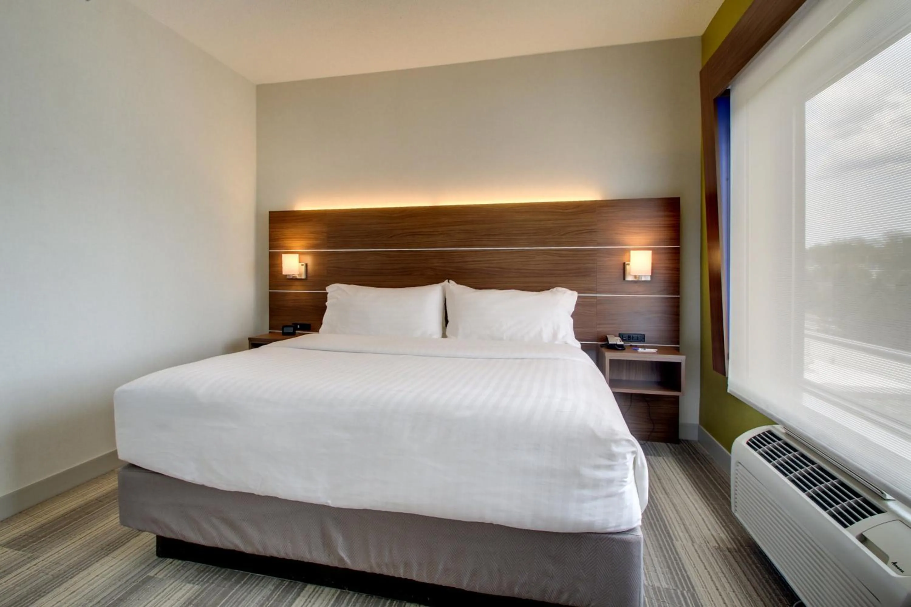 Bedroom, Bed in Holiday Inn Express & Suites Aurora - Naperville by IHG