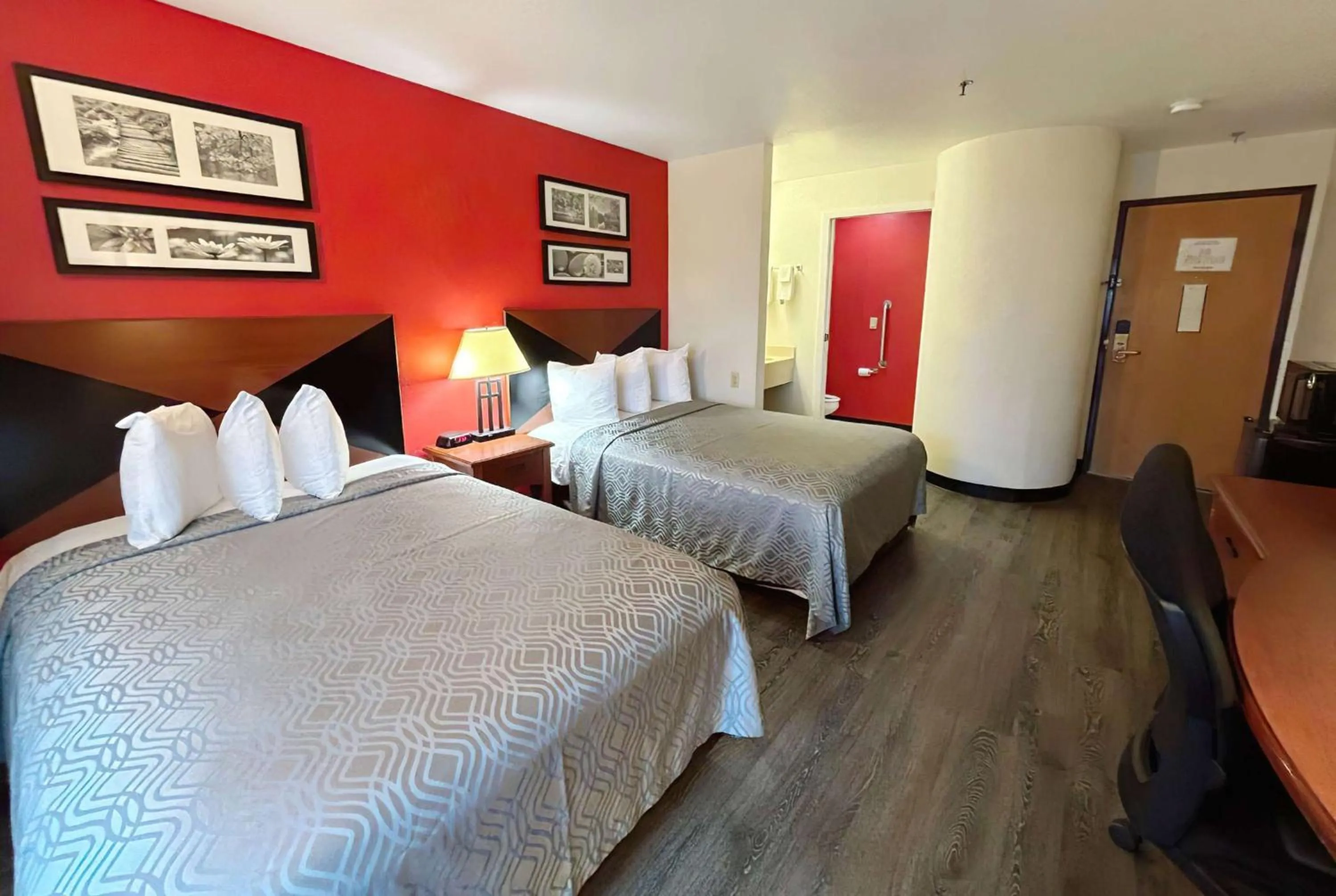 Photo of the whole room, Bed in Econo Lodge Champaign Urbana – University Area