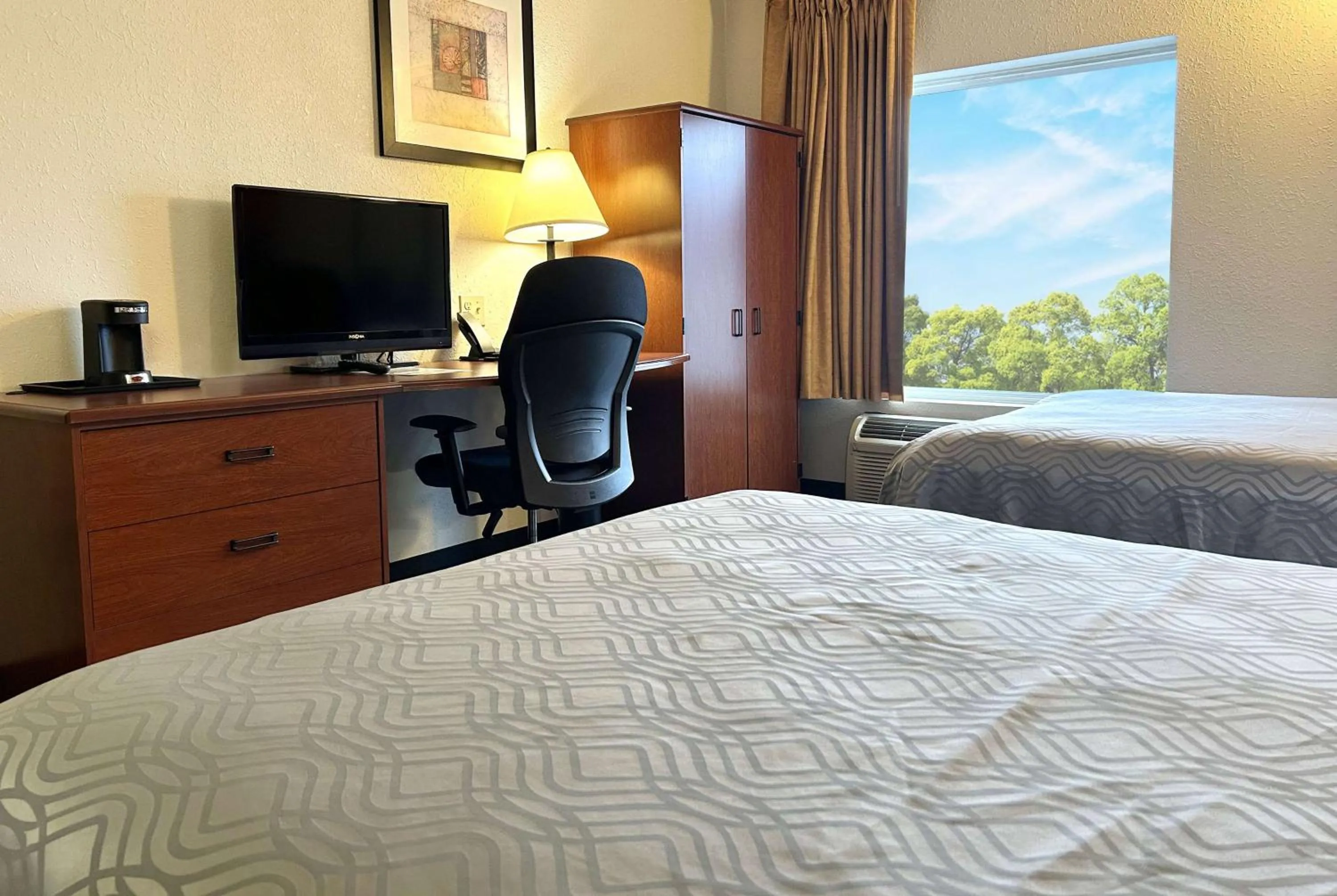 Photo of the whole room, Bed in Econo Lodge Champaign Urbana – University Area