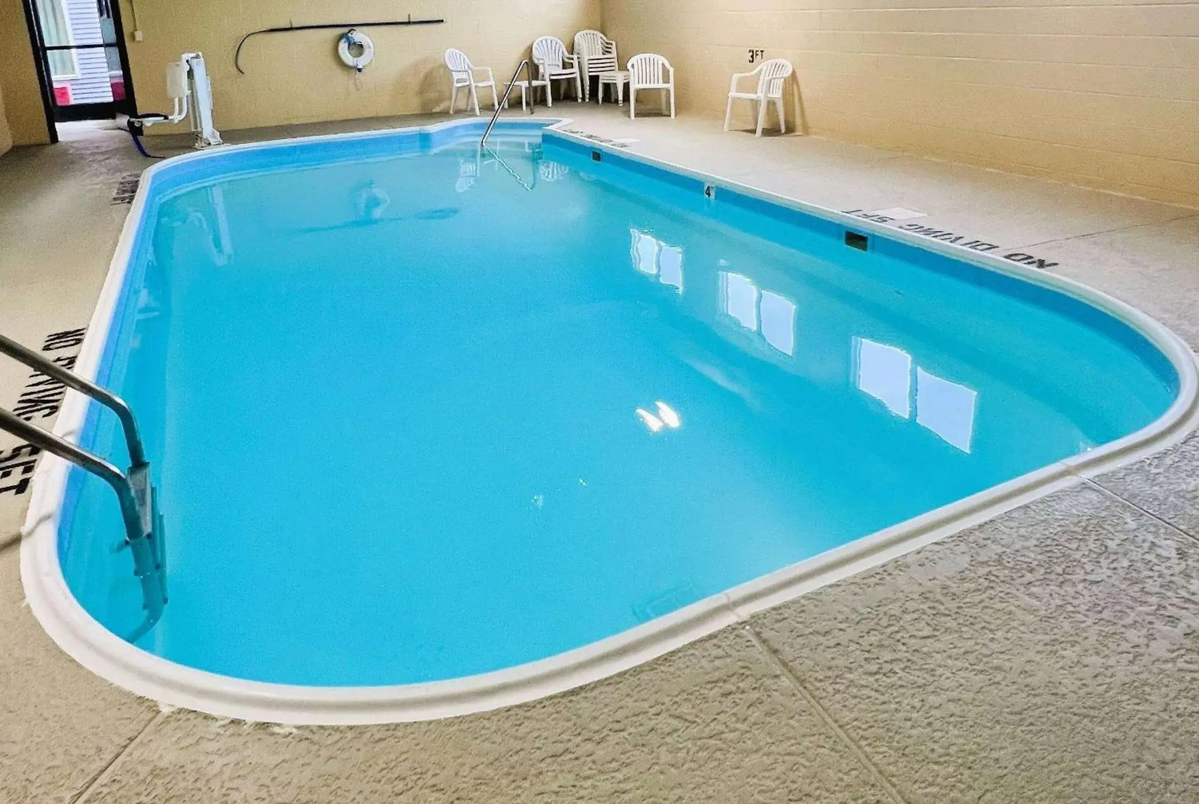 Pool view in Econo Lodge Champaign Urbana – University Area Pool view in Econo Lodge Champaign Urbana – University Area