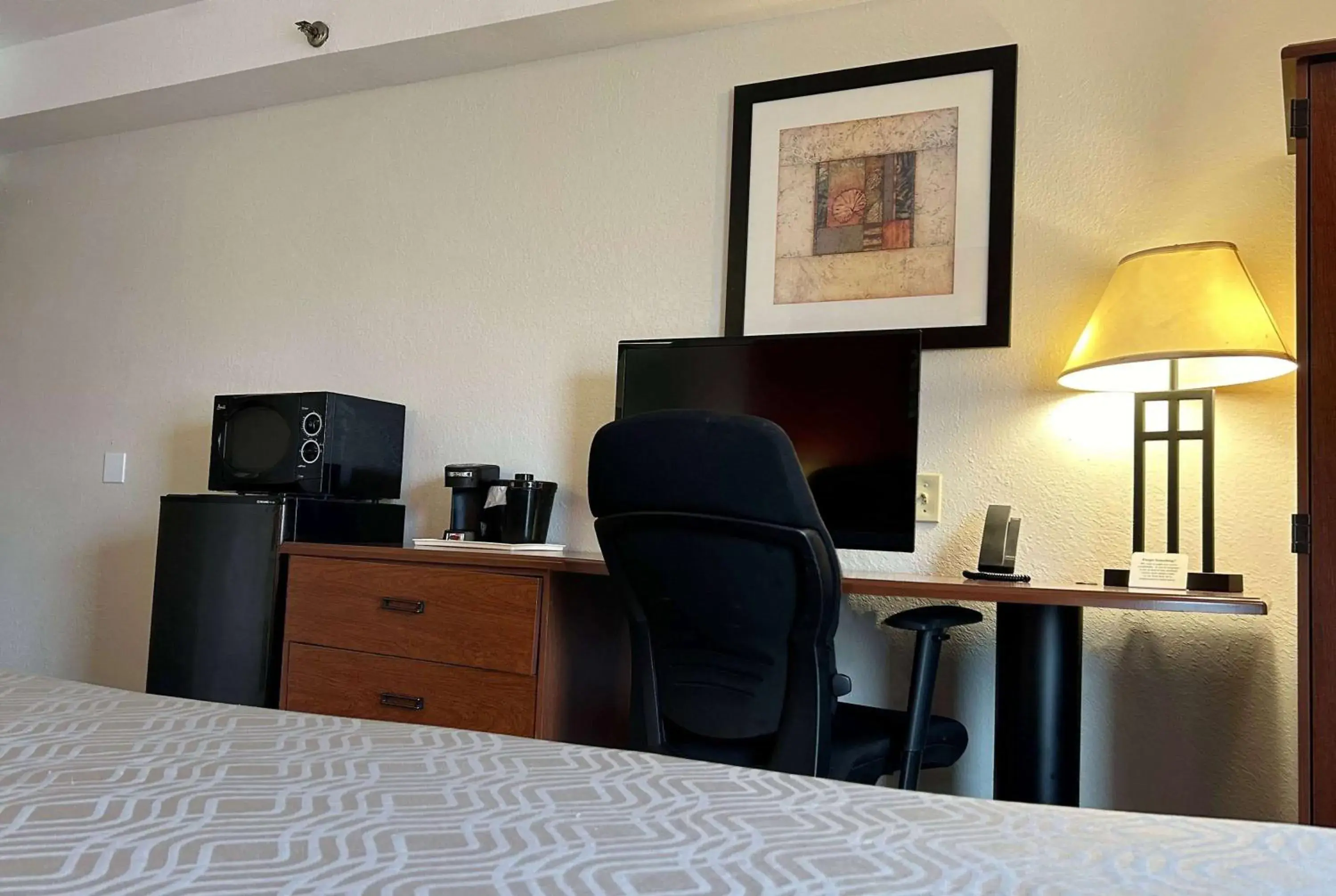 Photo of the whole room, Bed in Econo Lodge Champaign Urbana – University Area Photo of the whole room, Bed in Econo Lodge Champaign Urbana – University Area